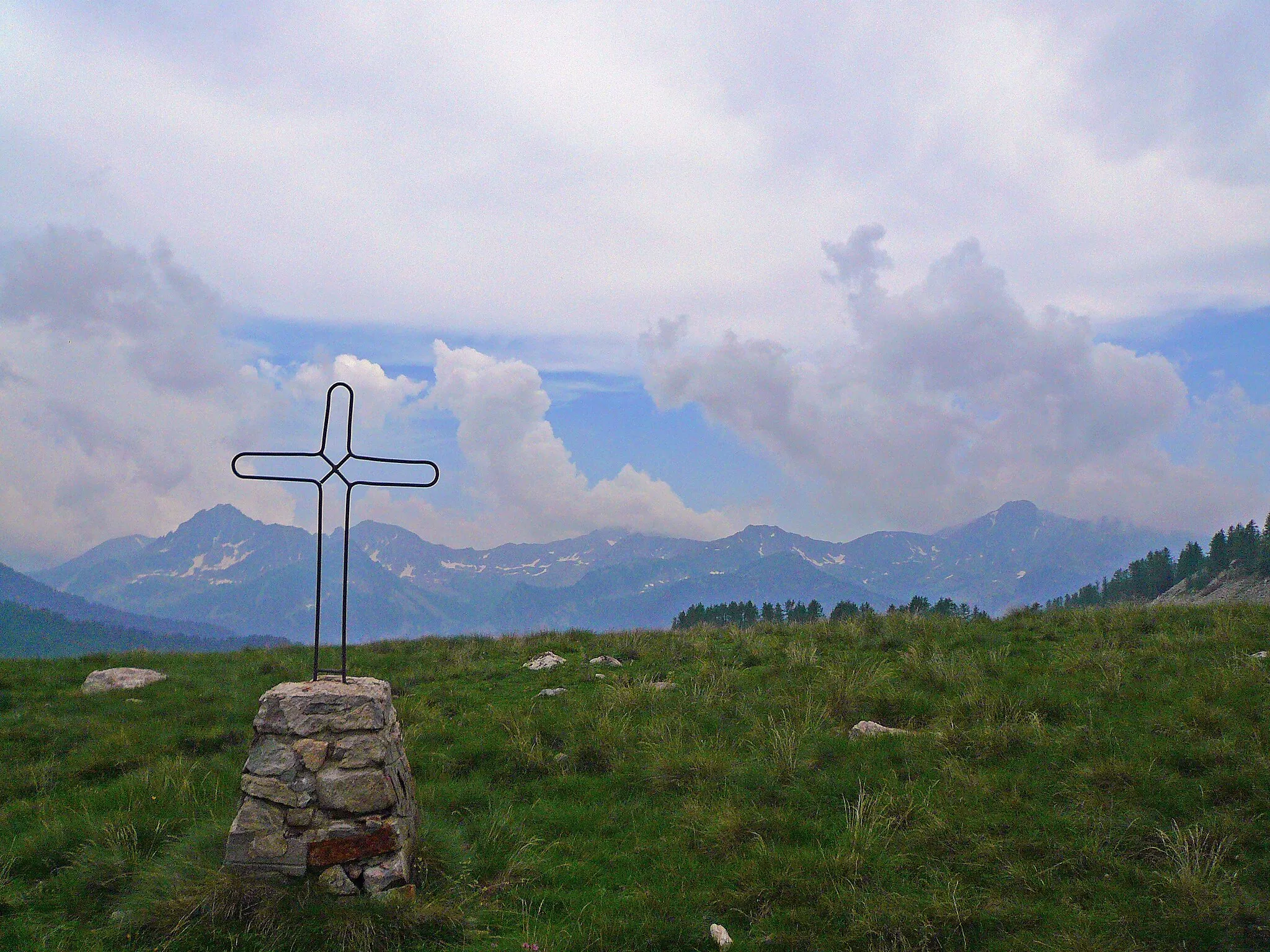 Photo showing: Cross in the footpath to Lake Scluos