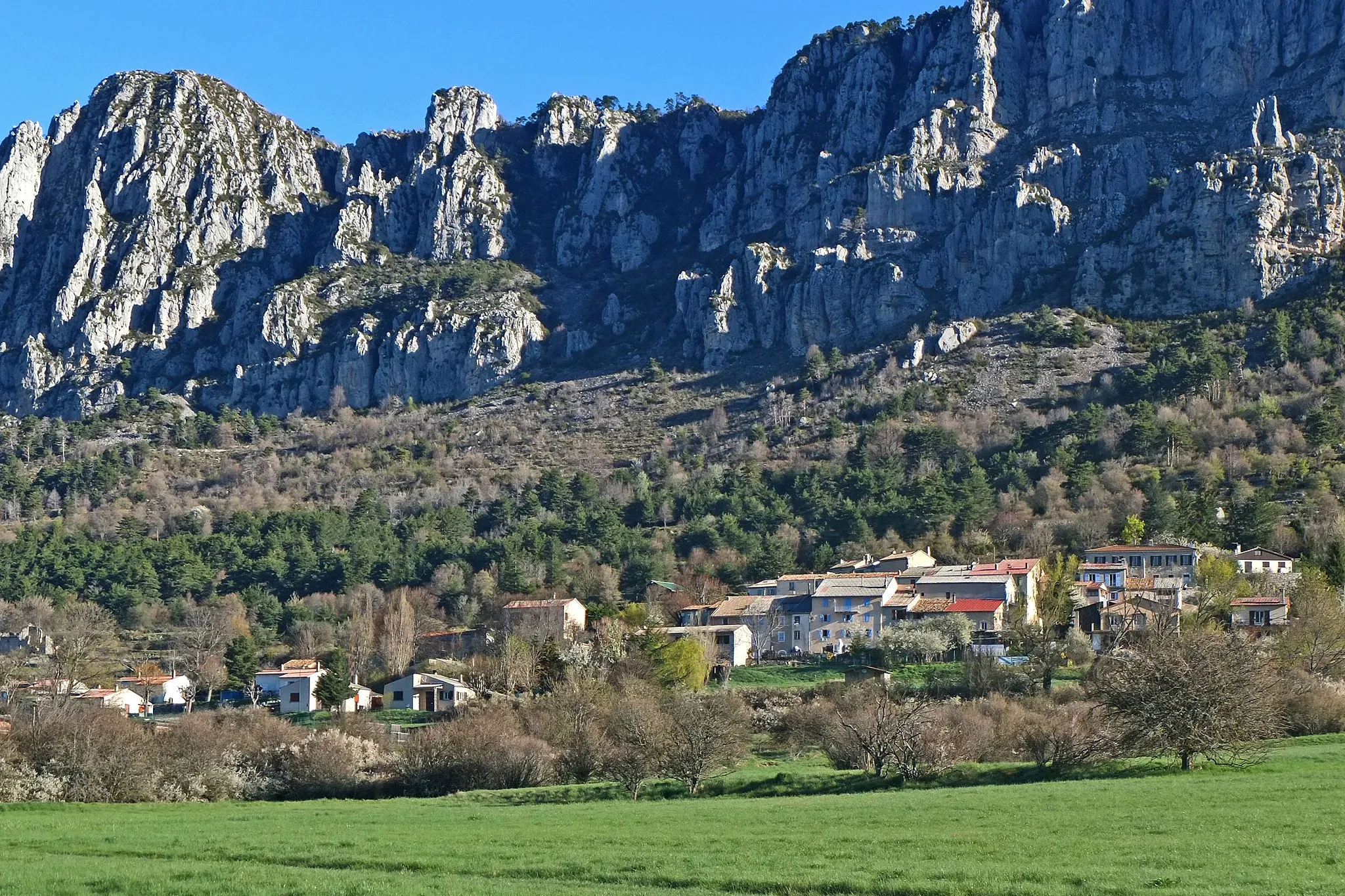 Photo showing: Vue sur le village de Séranon depuis la route Napoléon