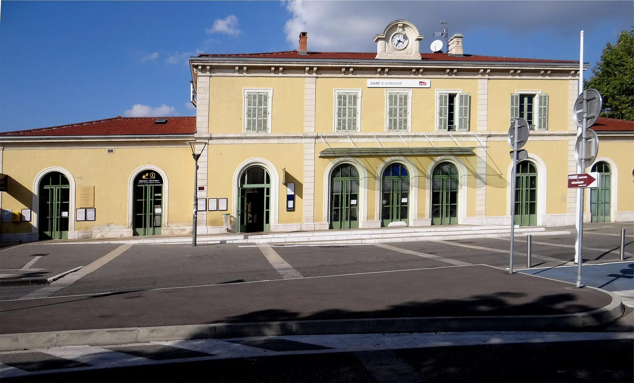 Photo showing: La gare S.N.C.F. d'Aubagne, Bouches-du-Rhône, France.