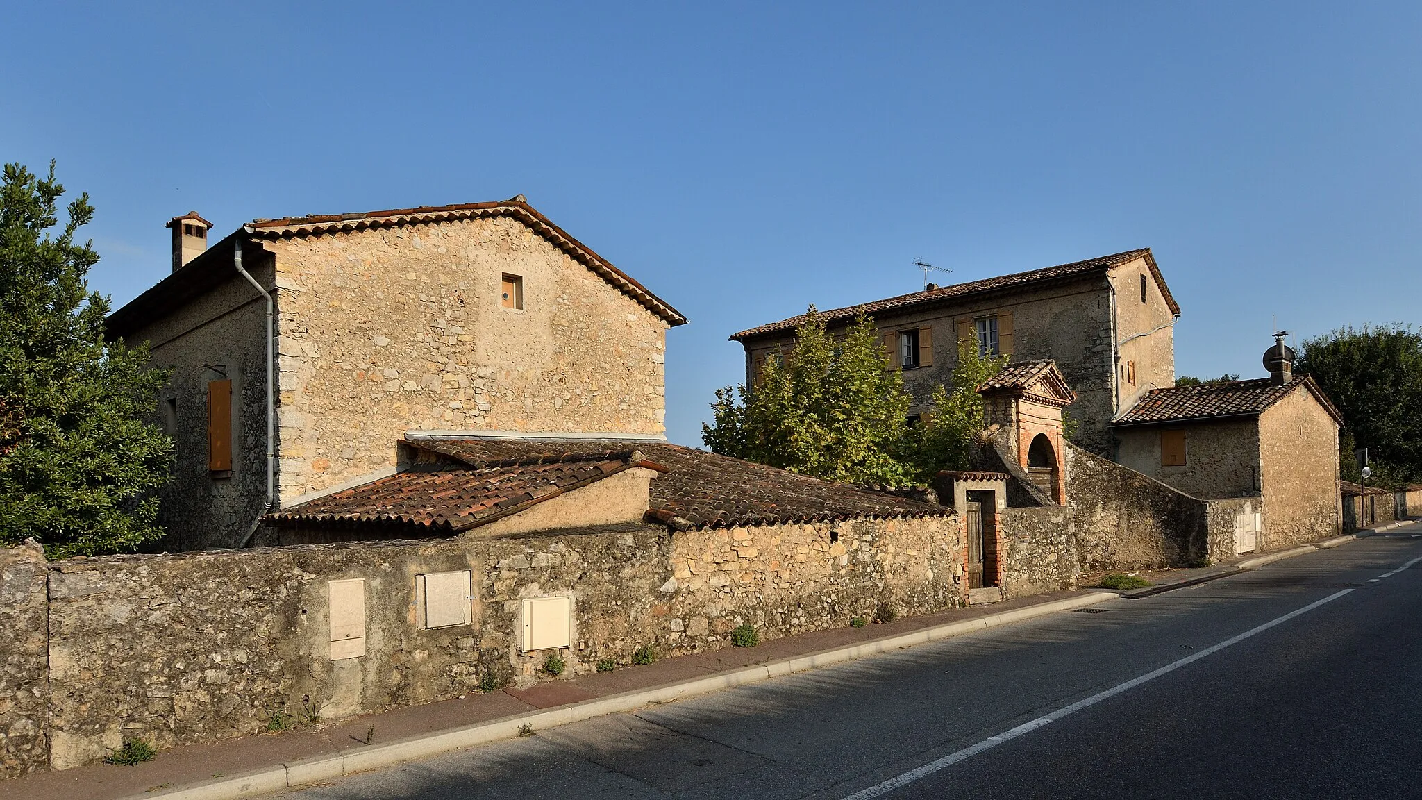 Photo showing: This building is indexed in the base Mérimée, a database of architectural heritage maintained by the French Ministry of Culture, under the reference PA00080932 .