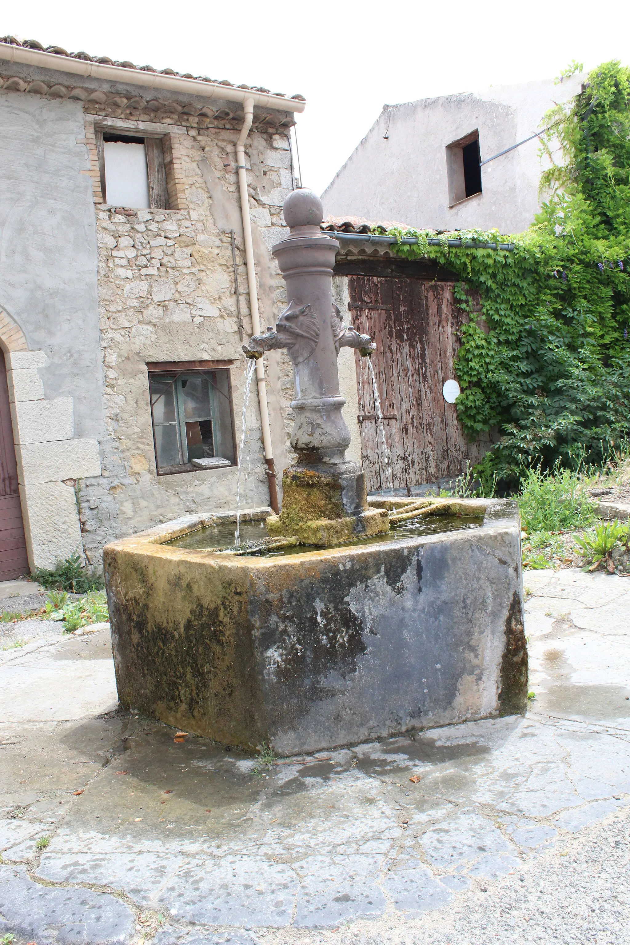 Photo showing: Une fontaine