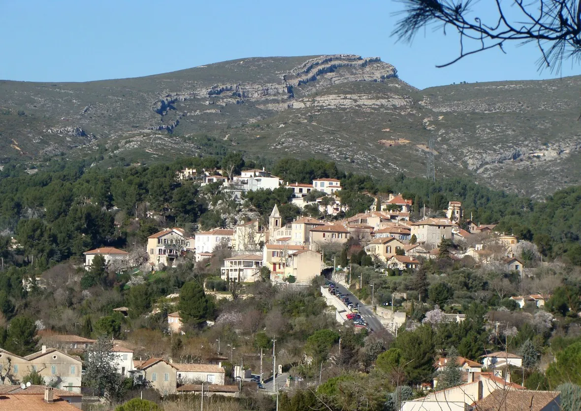 Photo showing: Le village de la Treille dans son environnement de collines. A l'arrière plan le Taoumé.