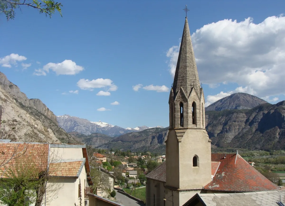 Photo showing: L'église et le village d'Espinasses (Hautes-Alpes). Au fond le massif des Ecrins.