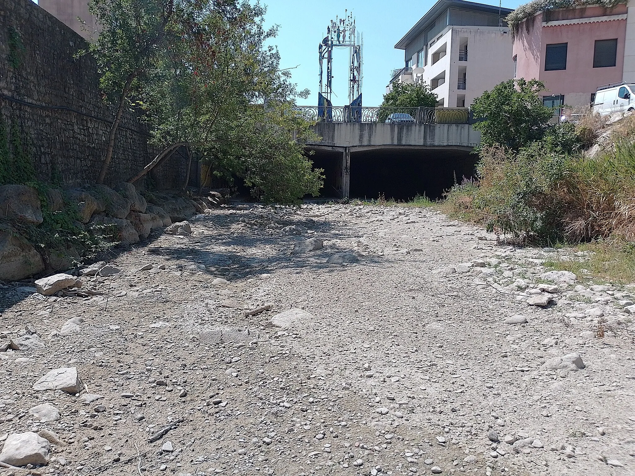 Photo showing: The Huveaune river bed gone dry during the 2022 heatwave.