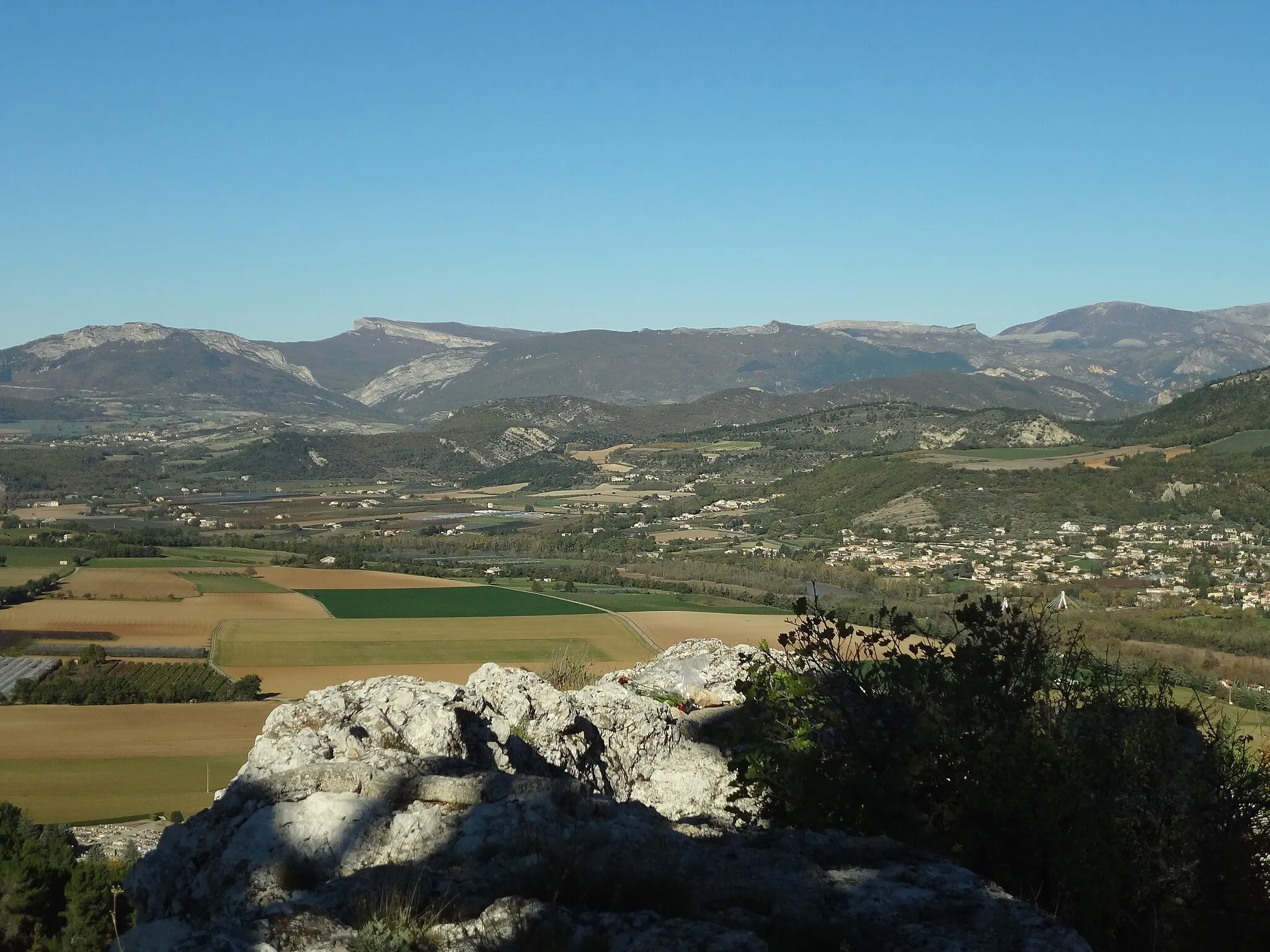 Photo showing: 1er plan : Le Plan et Volonne (rives opposées de la Durance) ;

Arrière-plan : rochers de Saint-Michel à Entrepierres (1246 m), derrière la montagne de Gache (1123 m-1334 m), une barre et le Trainon (1654 m) [sous réserves]