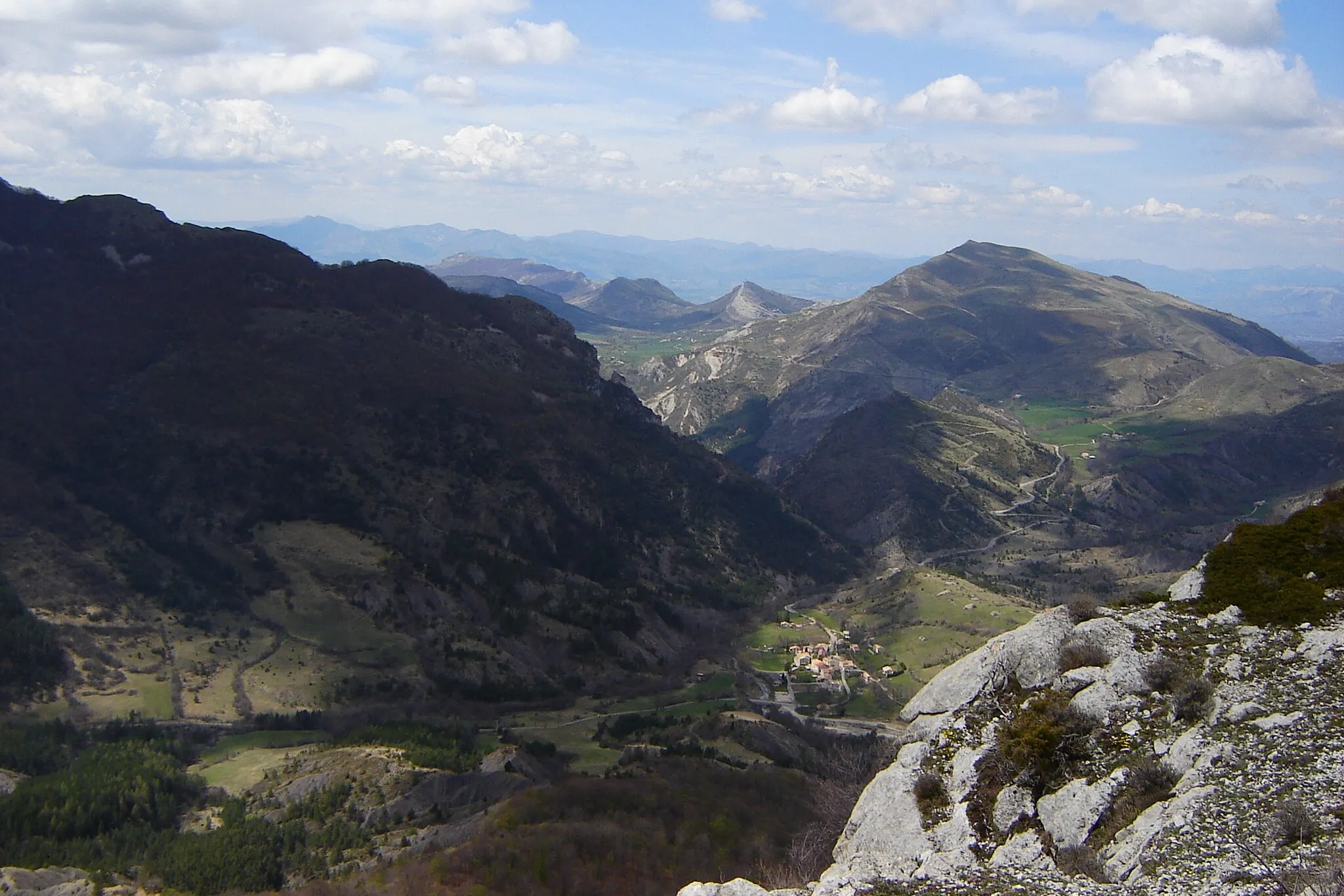 Photo showing: Le village d'Authon (04) vu du Geruen