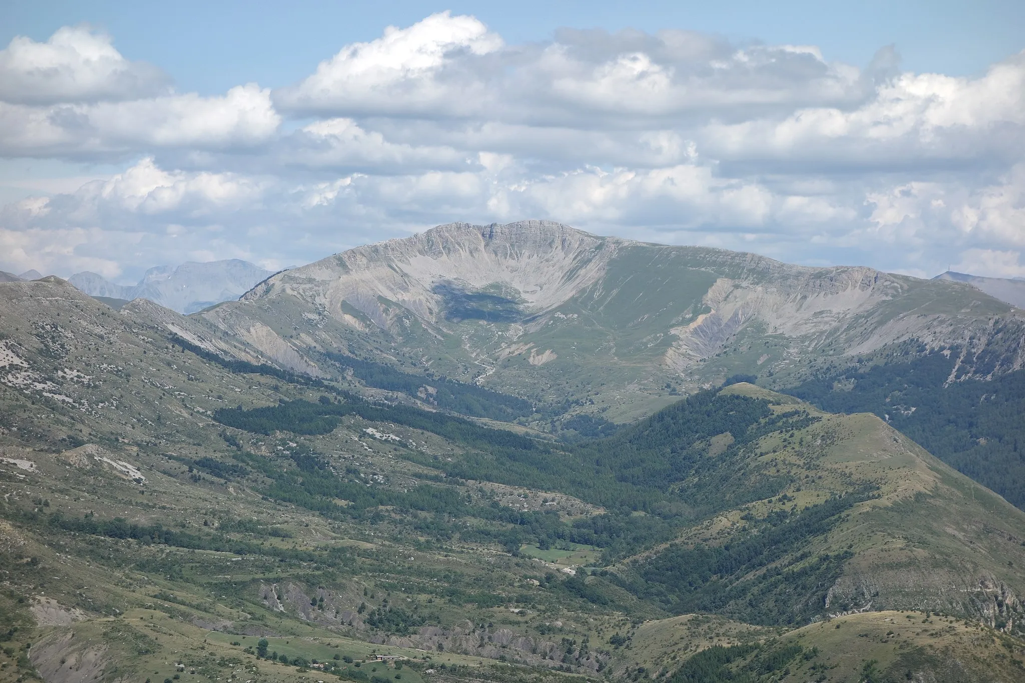 Photo showing: Sommet des Monges vu du sommet du Trainon, 1654 m, 10 km plus à l'ouest.