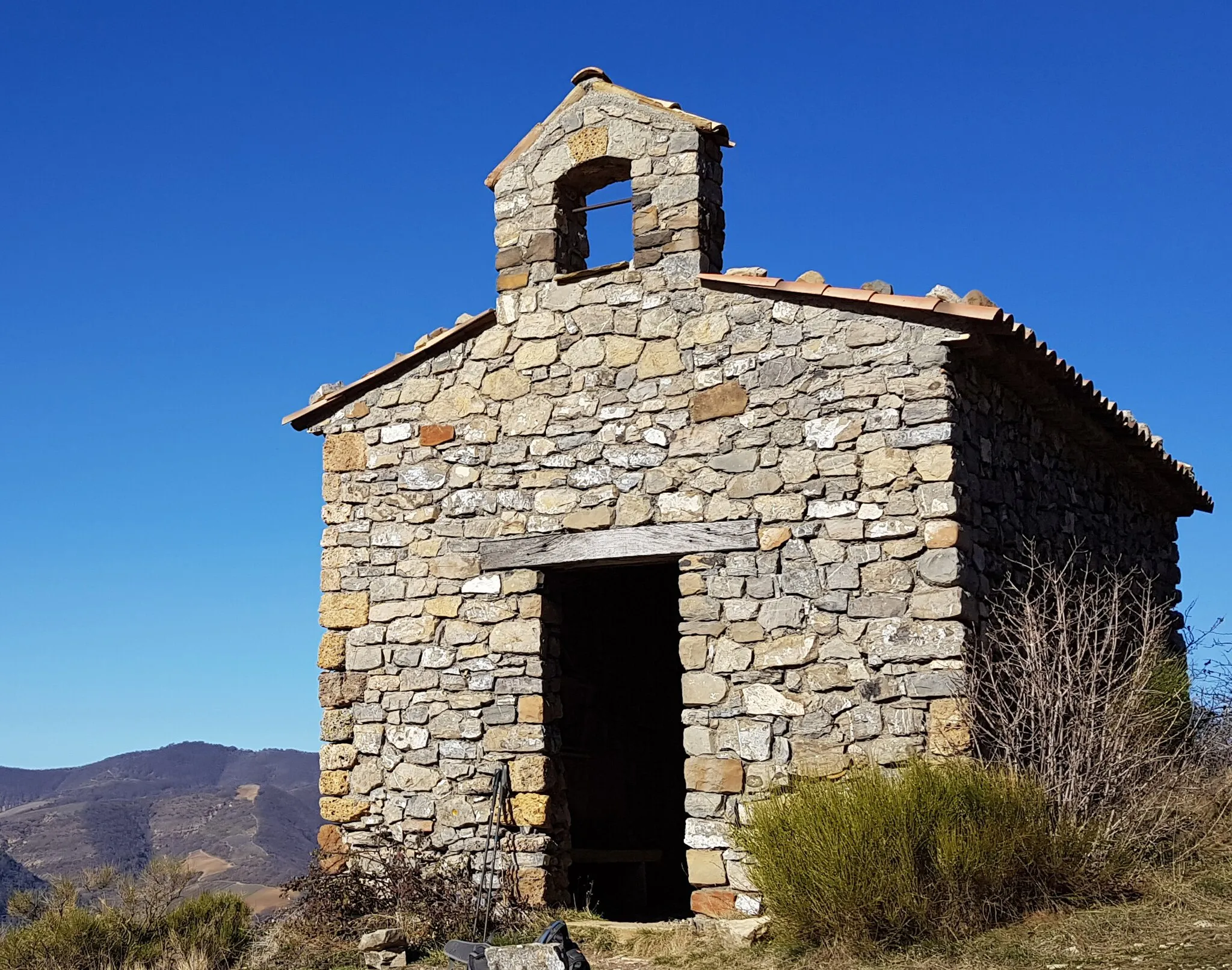 Photo showing: Chapelle située sur un surplomb rocheux dominant le village de Thoard.