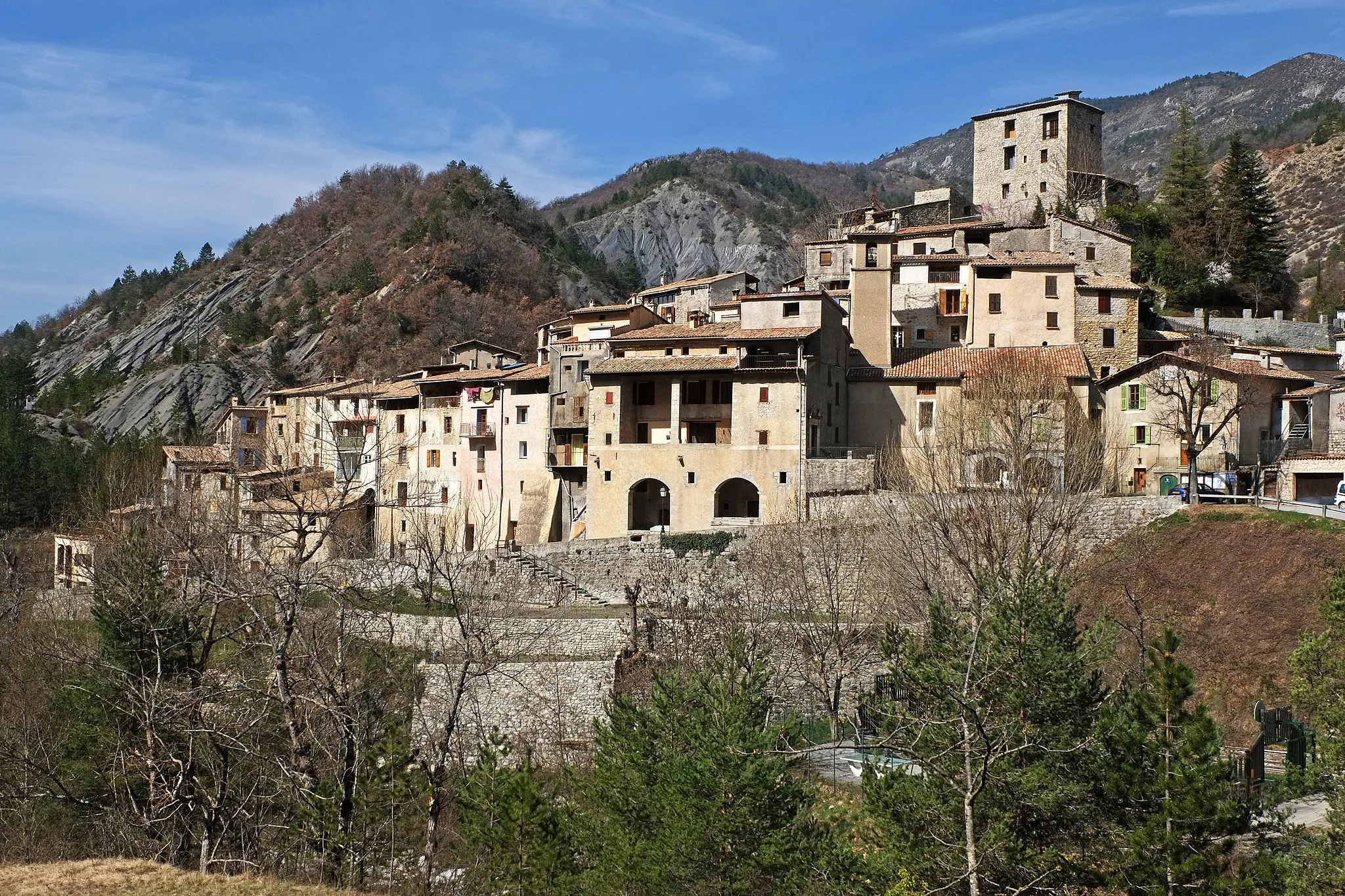 Photo showing: Vue du village de Puget-Rostang depuis le sentier Sainte-Catherine