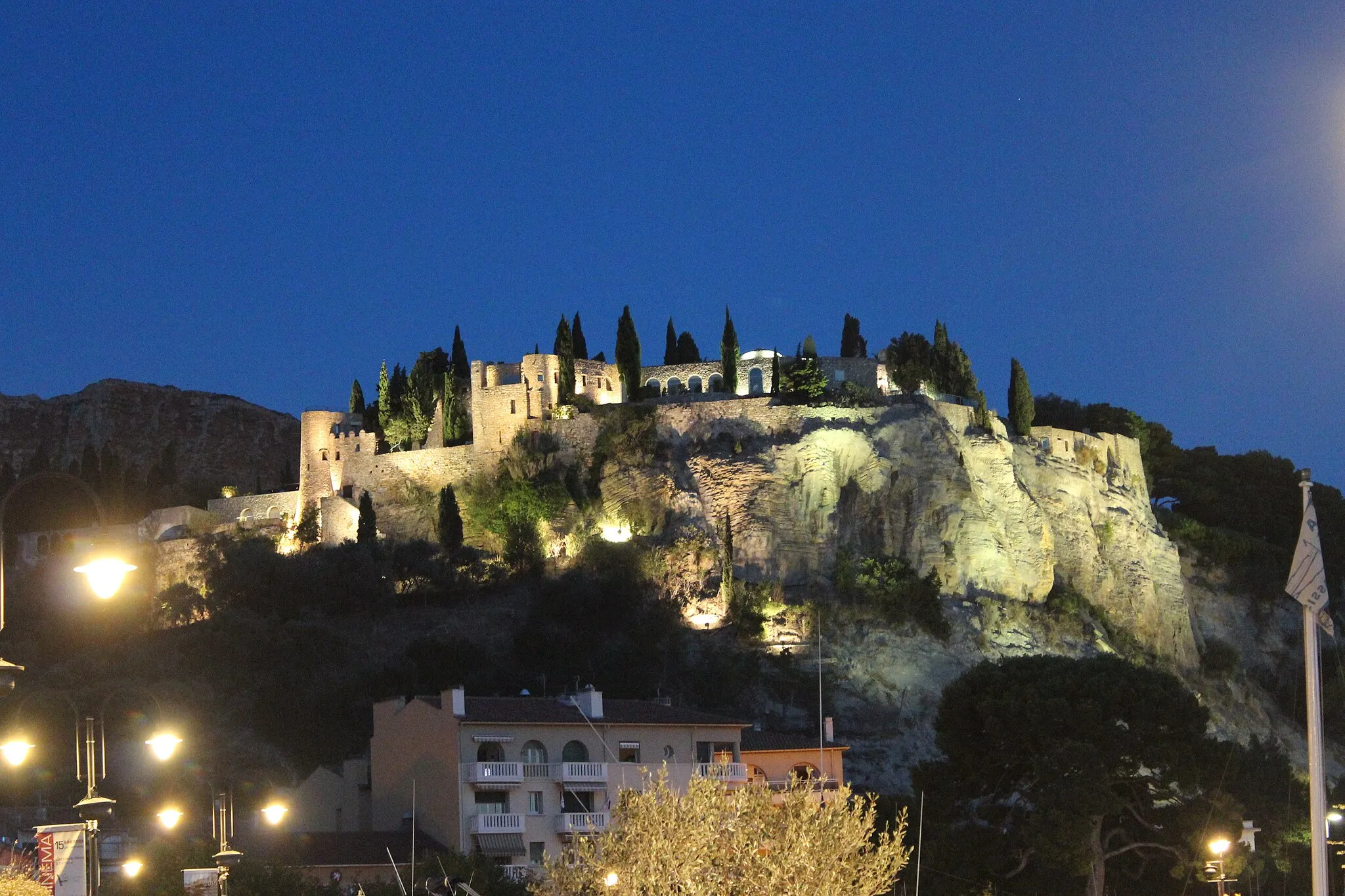 Photo showing: Le château à Cassis, vu du port