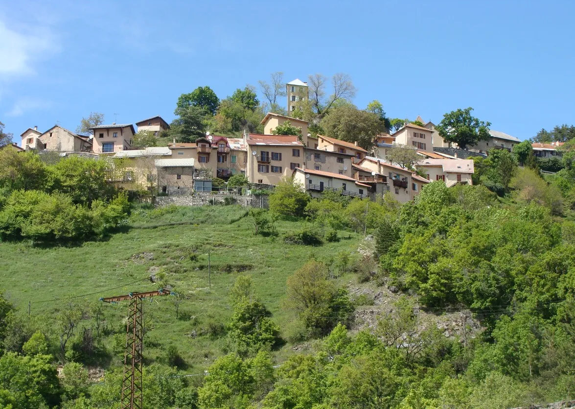 Photo showing: Le village de Théus (chef-lieu), vu de la route d'accès depuis la vallée.