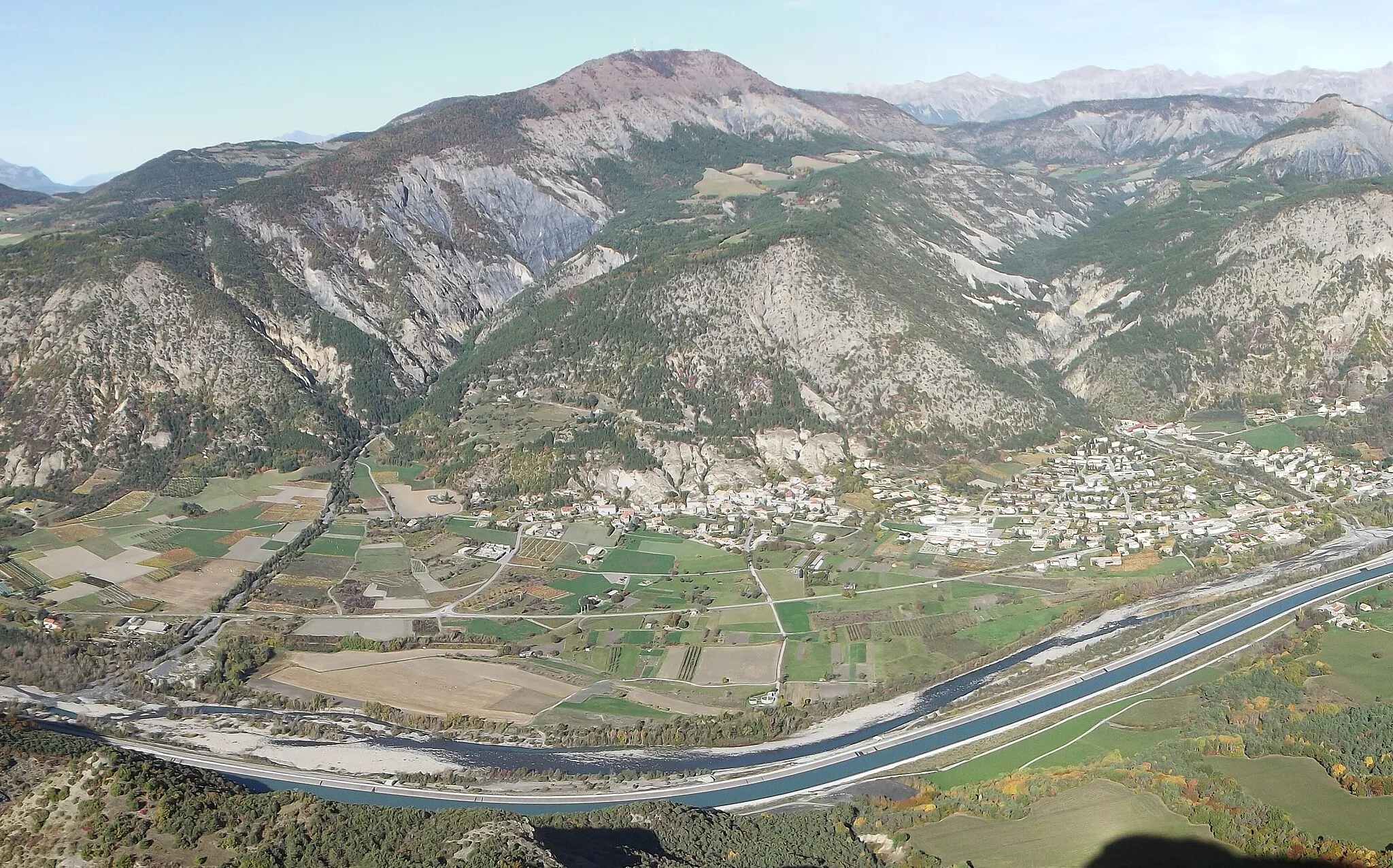 Photo showing: La commune d'Espinasses vue depuis la montagne de la Scie. Au premier plan, la Durance et le canal EDF ; au fond, le mont Colombis.