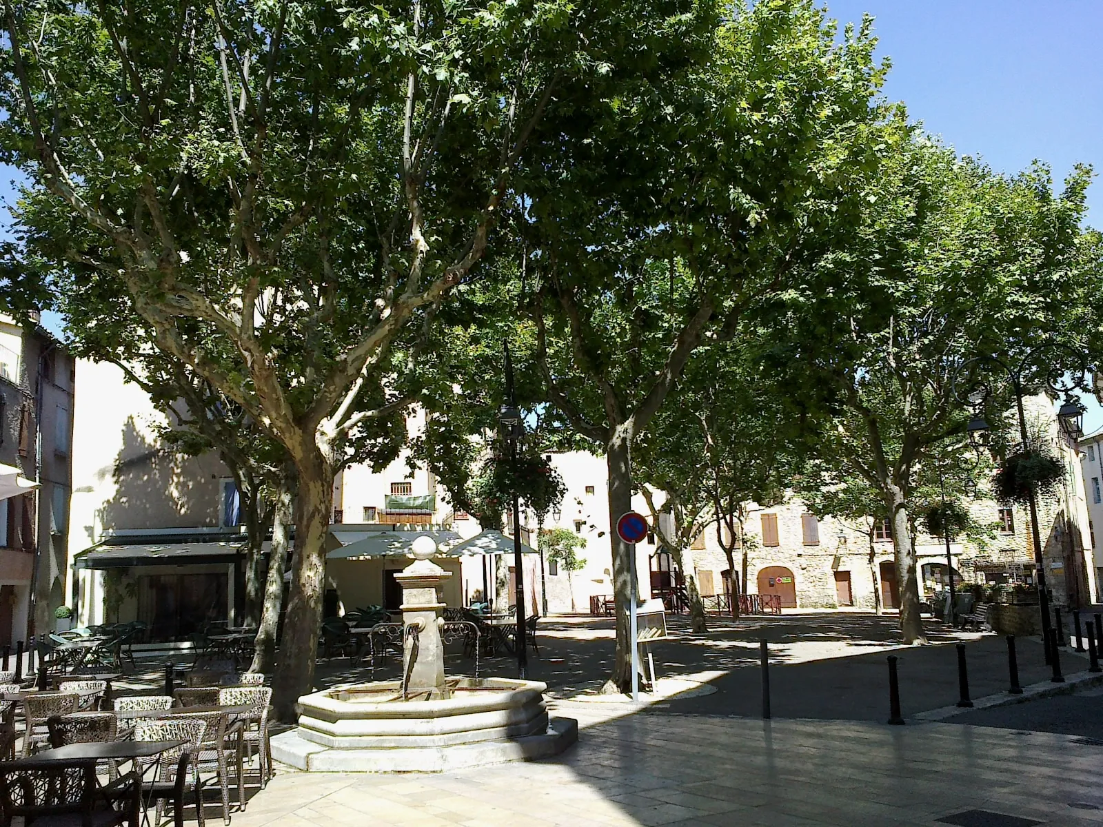 Photo showing: Manosque Place Des Marchands Fontaine 12072015