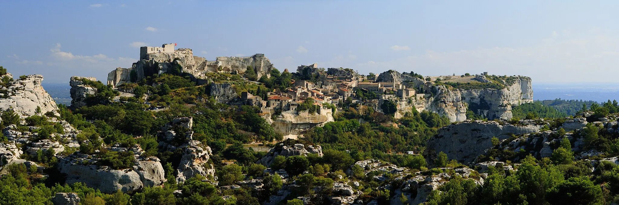 Photo showing: Les Baux-de-Provence village, seen from the D27 road, on the North-West side. This panorama is a mosaic of 2x4 landscape pictures taken at 105mm (168mm in 35mm equiv.), f/8.0, 1/125sec and ISO 100. Stitching was done with Hugin and Enblend and resulting image was postprocessed in Gimp.