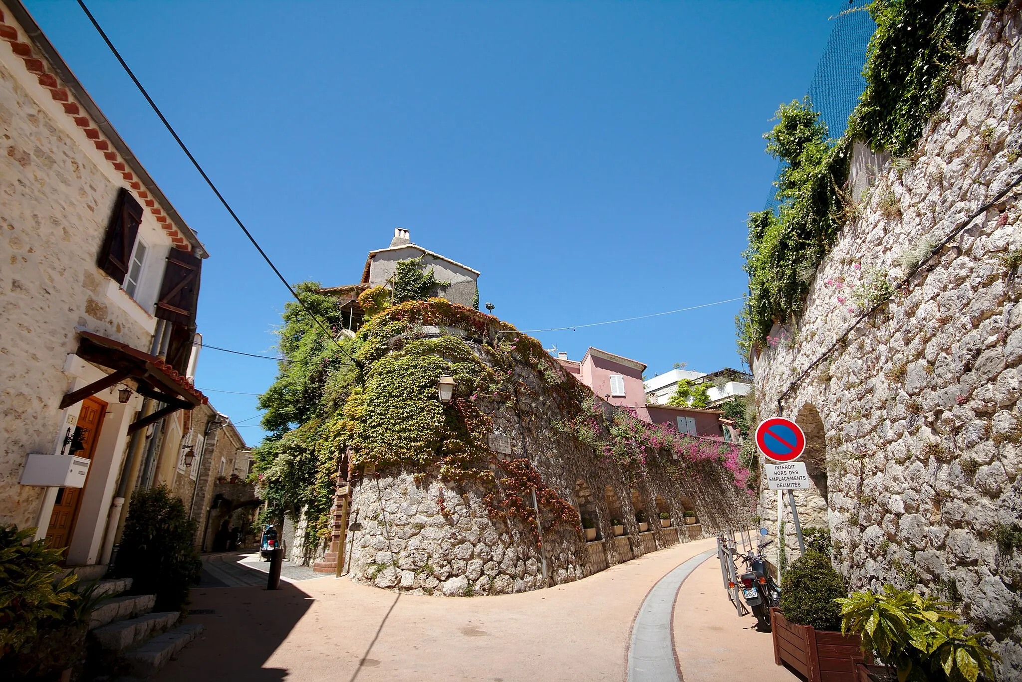 Photo showing: Main street leading to the heart of the fortified village of Aspremont, Alpes Maritimes, France