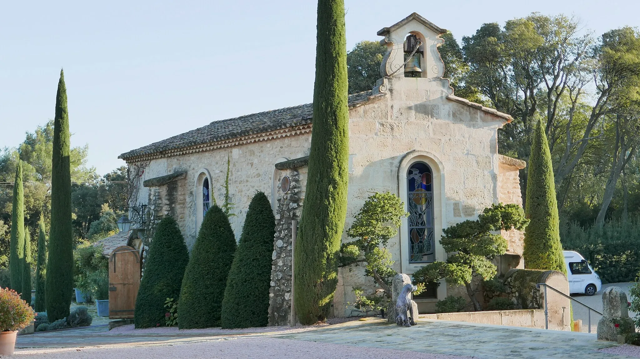 Photo showing: Fontvieille (Bouches-du-Rhône, Provence, France),  Estoublon castle, in the estate of Mont-Paôn, former property of the Arles family De Grille, now a wine- and olive-growing operation. The chapel.