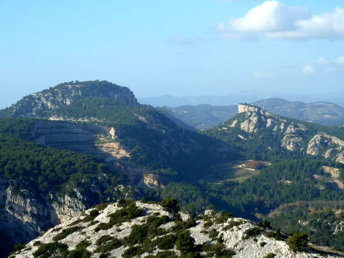 Photo showing: Montagne du Gros Cerveau et la Barre de la Jaume - Monts du Toulonnais - Var - France