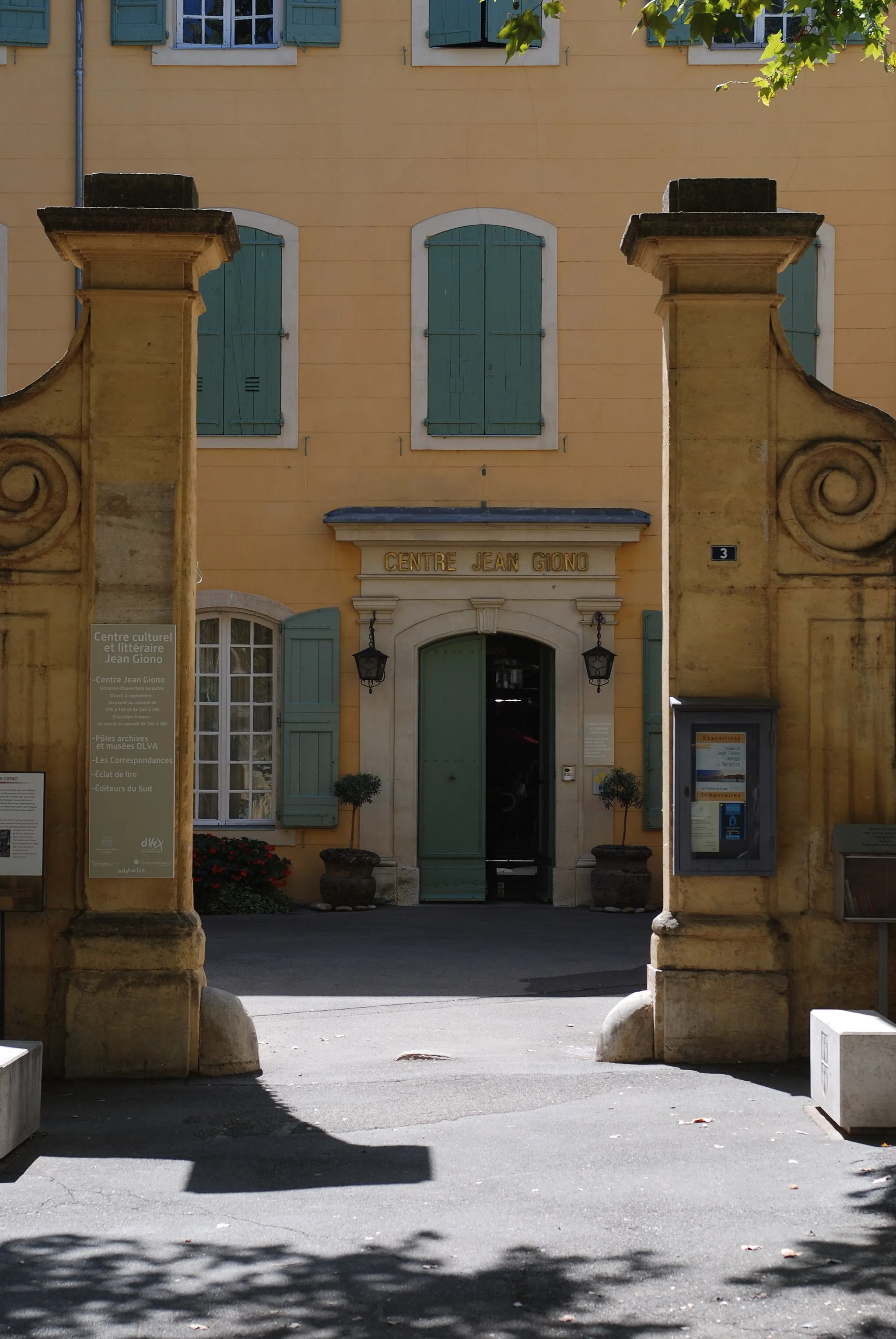 Photo showing: Eingang, Centre Jean Giono, Département Alpes-de-Haute-Provence, (France)