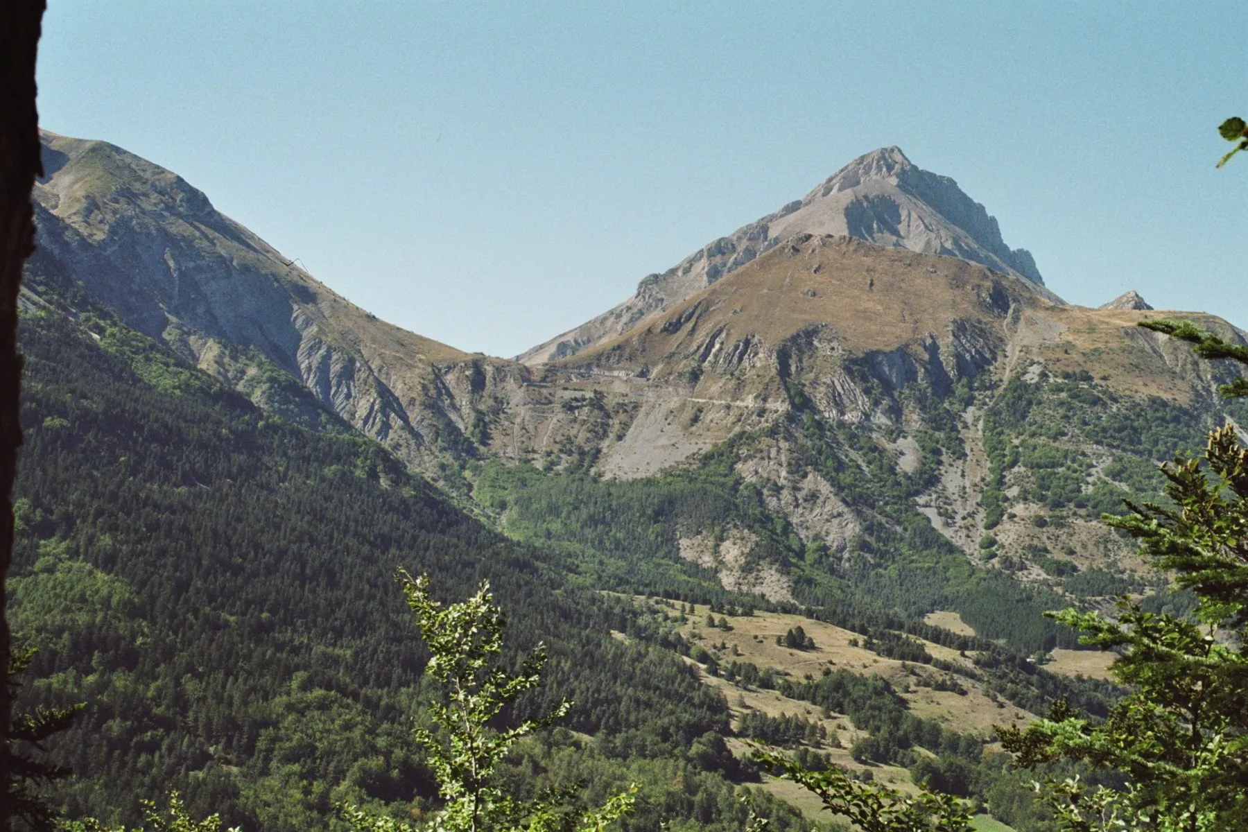 Photo showing: Le col du Noyer vu de Poligny avec le Pic Ponsin (2335m)