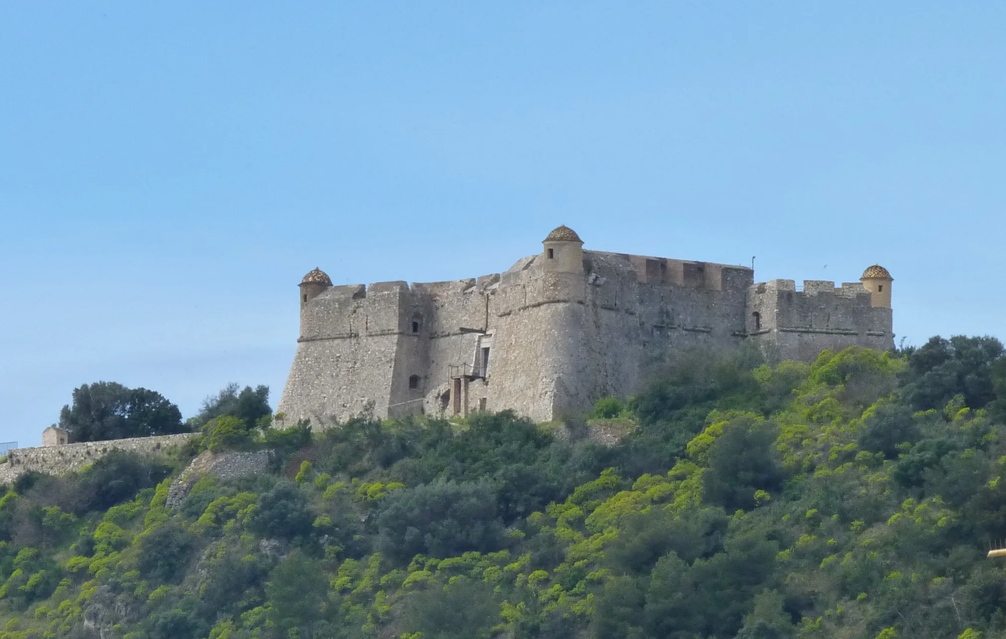 Photo showing: The Fort of Mont Alban in Nice (France). The east and north faces in spring.