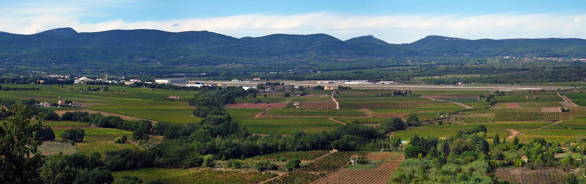 Photo showing: Airfield between Cuers and Pierrefeu-du-Var (Var department), France seen from Pierrefeu