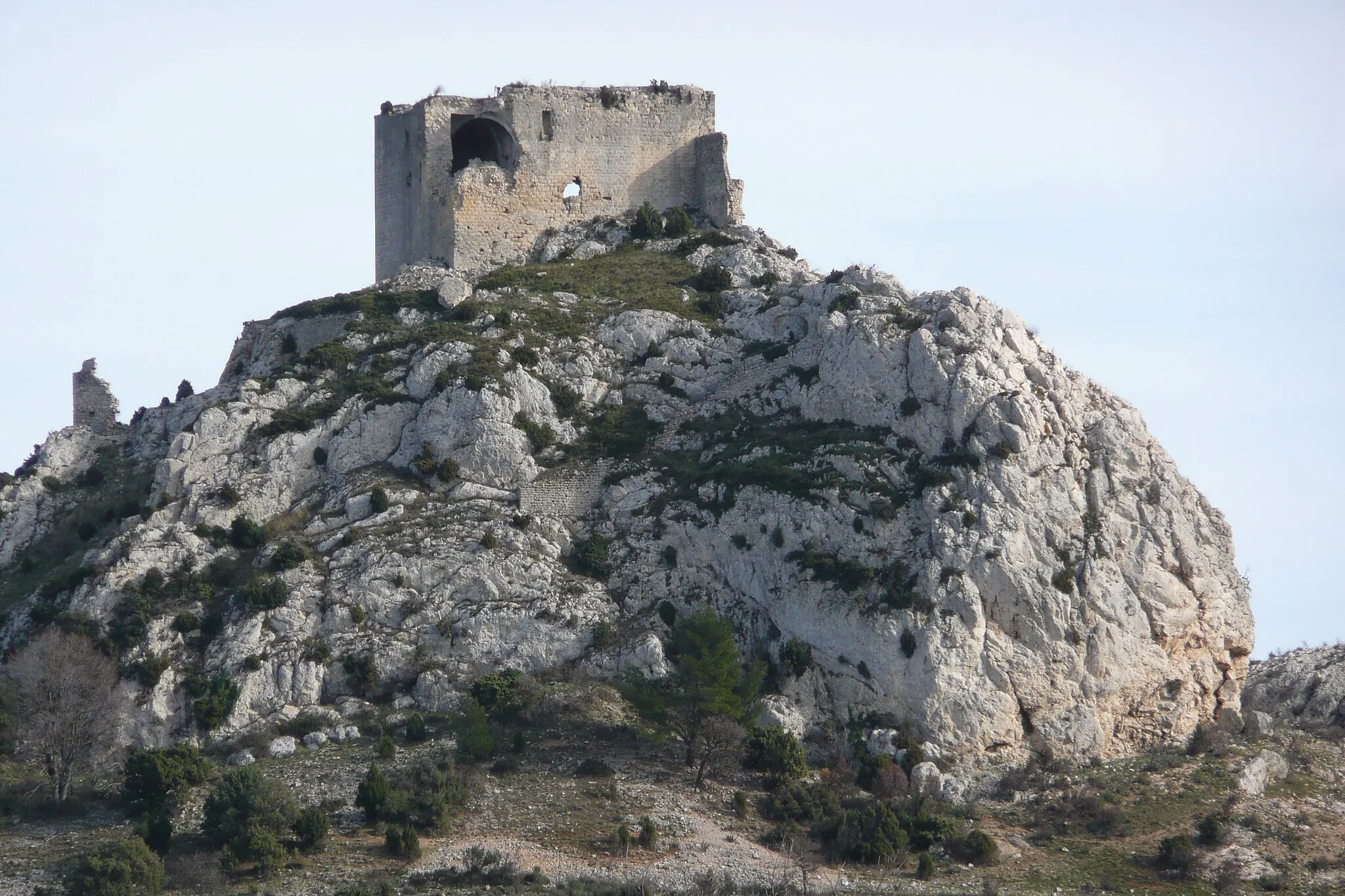 Photo showing: A environ 1 km de la sortie d'Eyguières direction Orgon Ruine