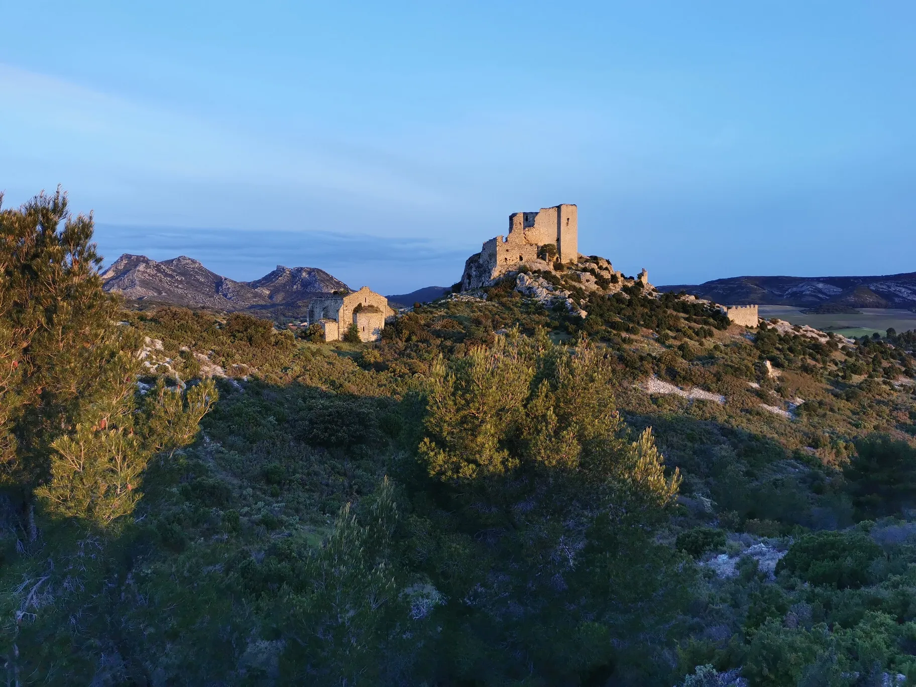 Photo showing: Le Castellas de Roquemartine et l'église Saint-Sauveur