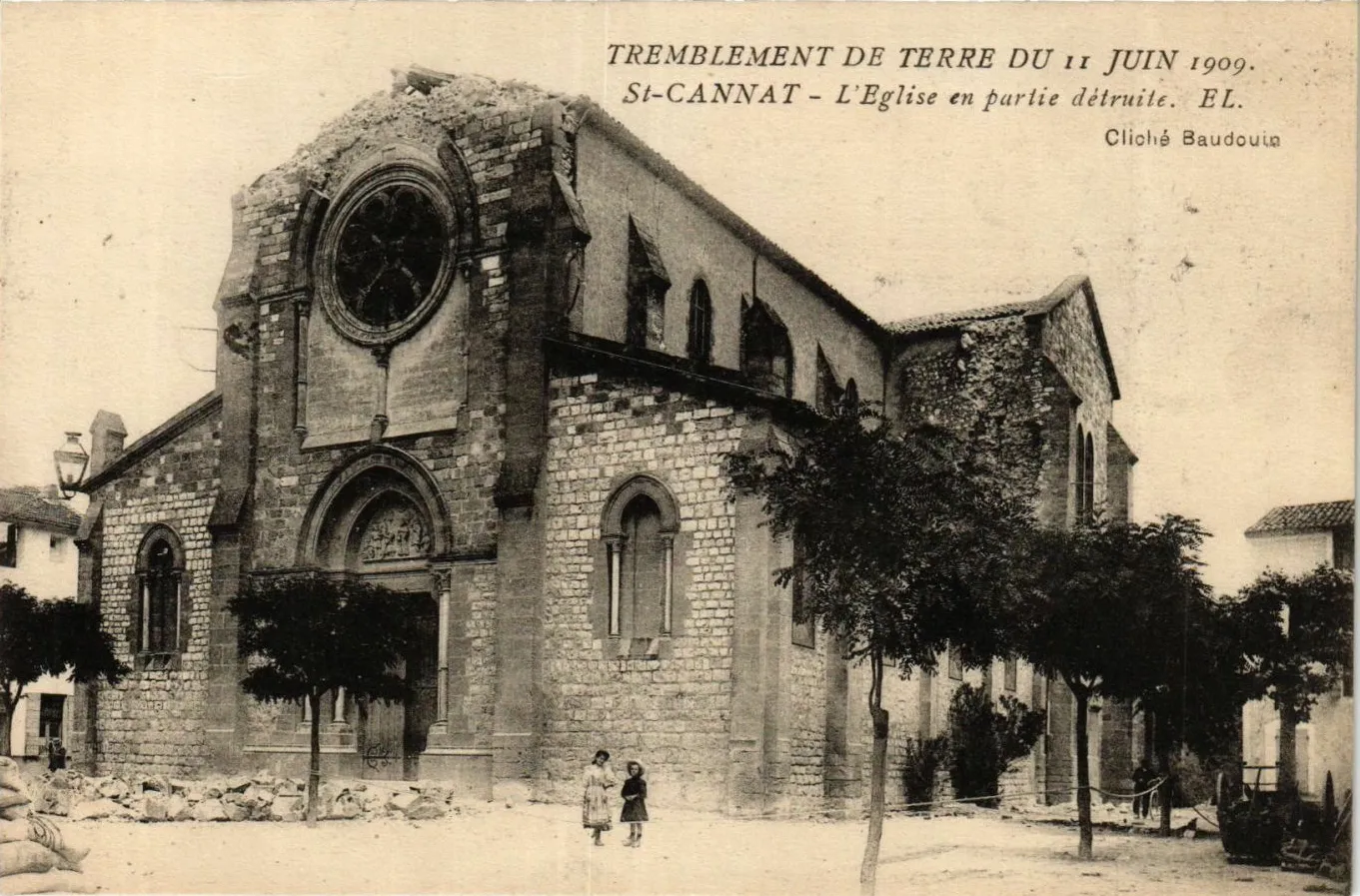 Photo showing: Carte postale de l'église après le tremblement de terre de 1909