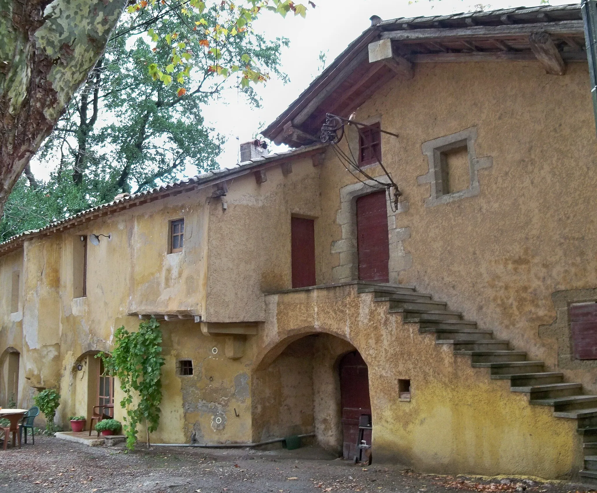 Photo showing: This building is indexed in the base Mérimée, a database of architectural heritage maintained by the French Ministry of Culture, under the reference PA84000008 .