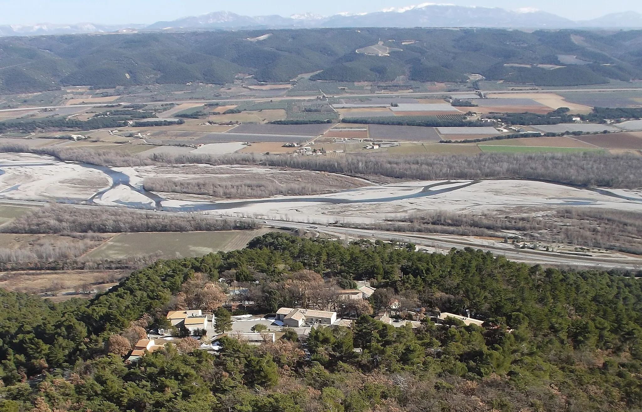 Photo showing: Village du Belvédère vu de l'extrémité nord du plateau de Ganagobie.