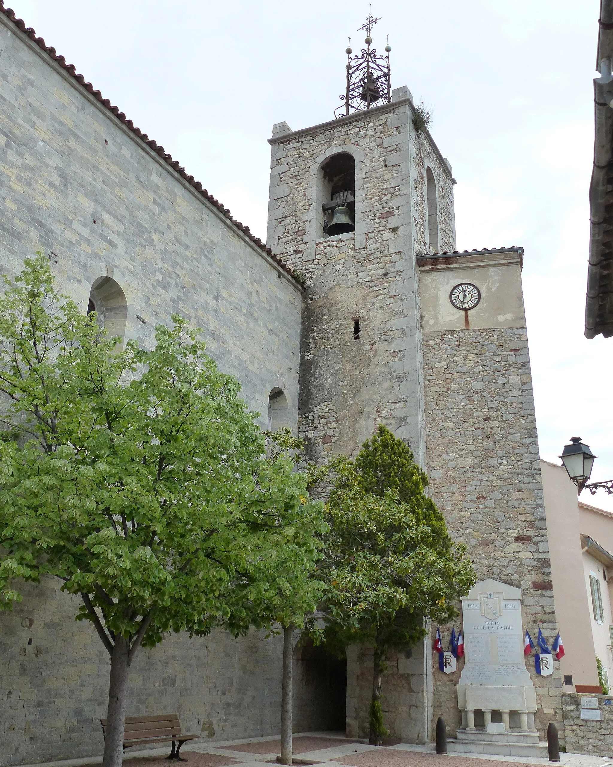 Photo showing: Solliès-Ville (Var, France), surplombant Solliès-Pont, ce charmant village médiéval haut-perché, possède une église dédiée à St Michel-Archange, classée M.H. par la liste de 1846.