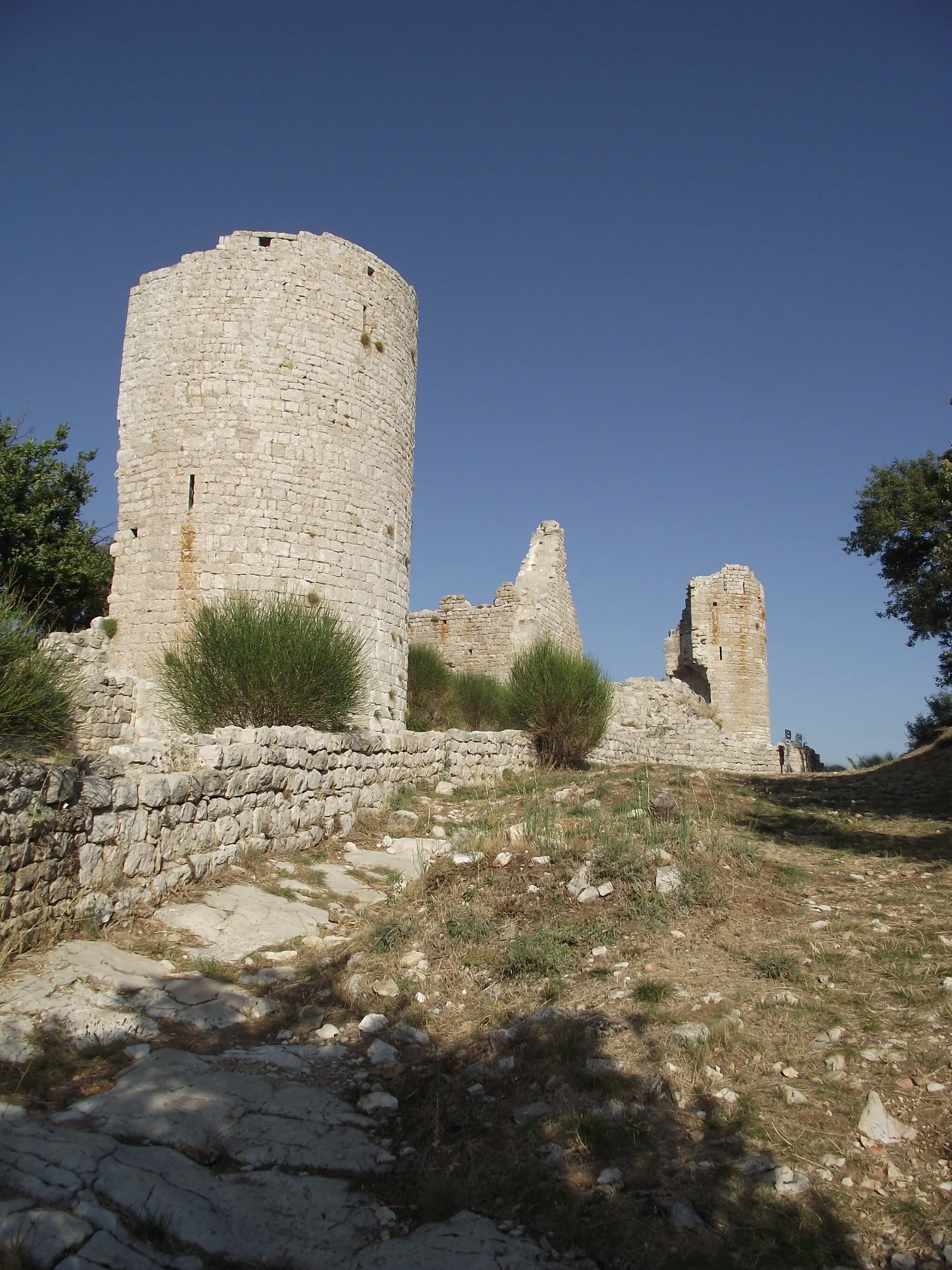 Photo showing: Une partie du château de Rougiers aujourd'hui en ruine.