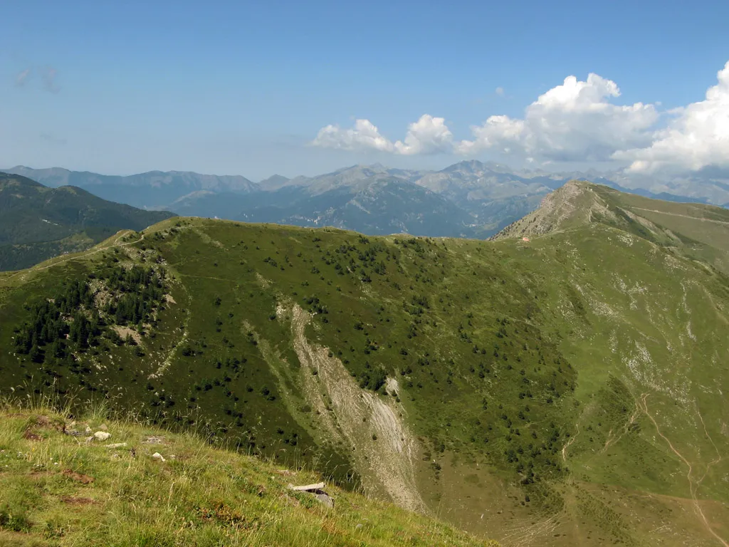 Photo showing: Landscape towards NW from top of Monte Fronté: in the foreground the edge towards the Saccarello, on the right. In the background, the Frech Rocca dell'Abisso