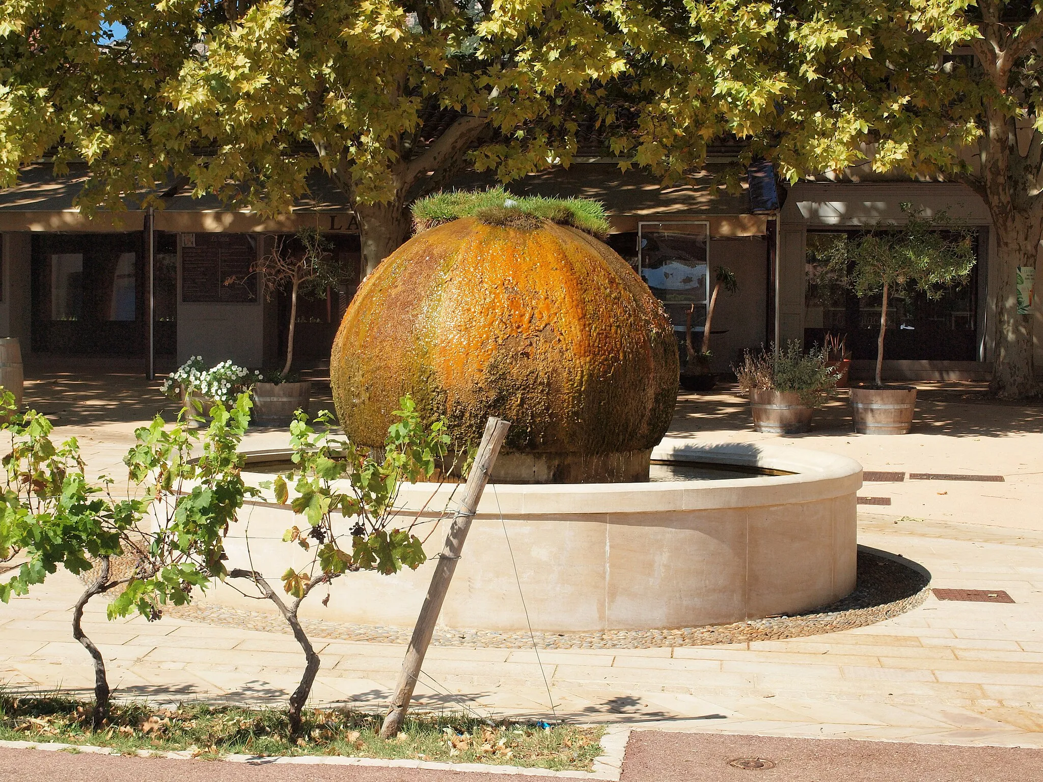 Photo showing: Châteauneuf-le-Rouge (Bouche du Rhône, France) ; la fontaine de la place Auguste Baret