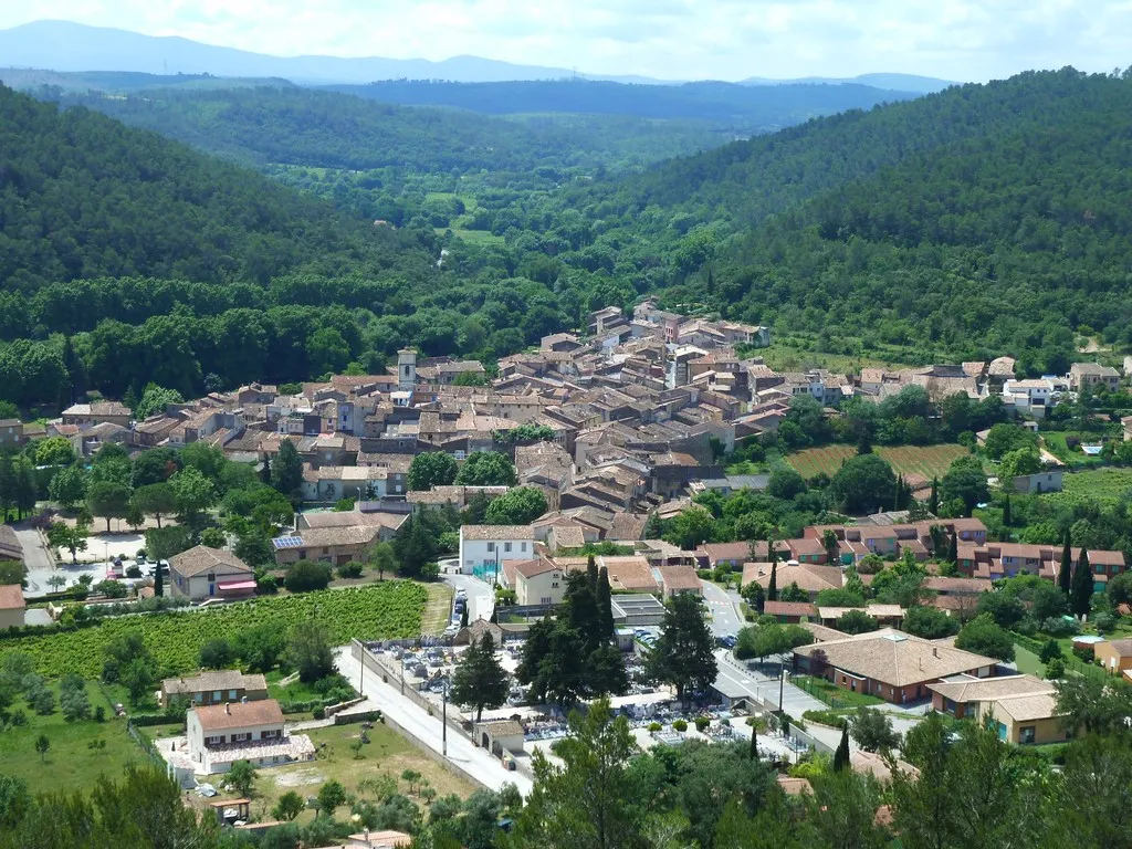 Photo showing: Village de Cabasse (Var - France) vu depuis la colline des Draboux.