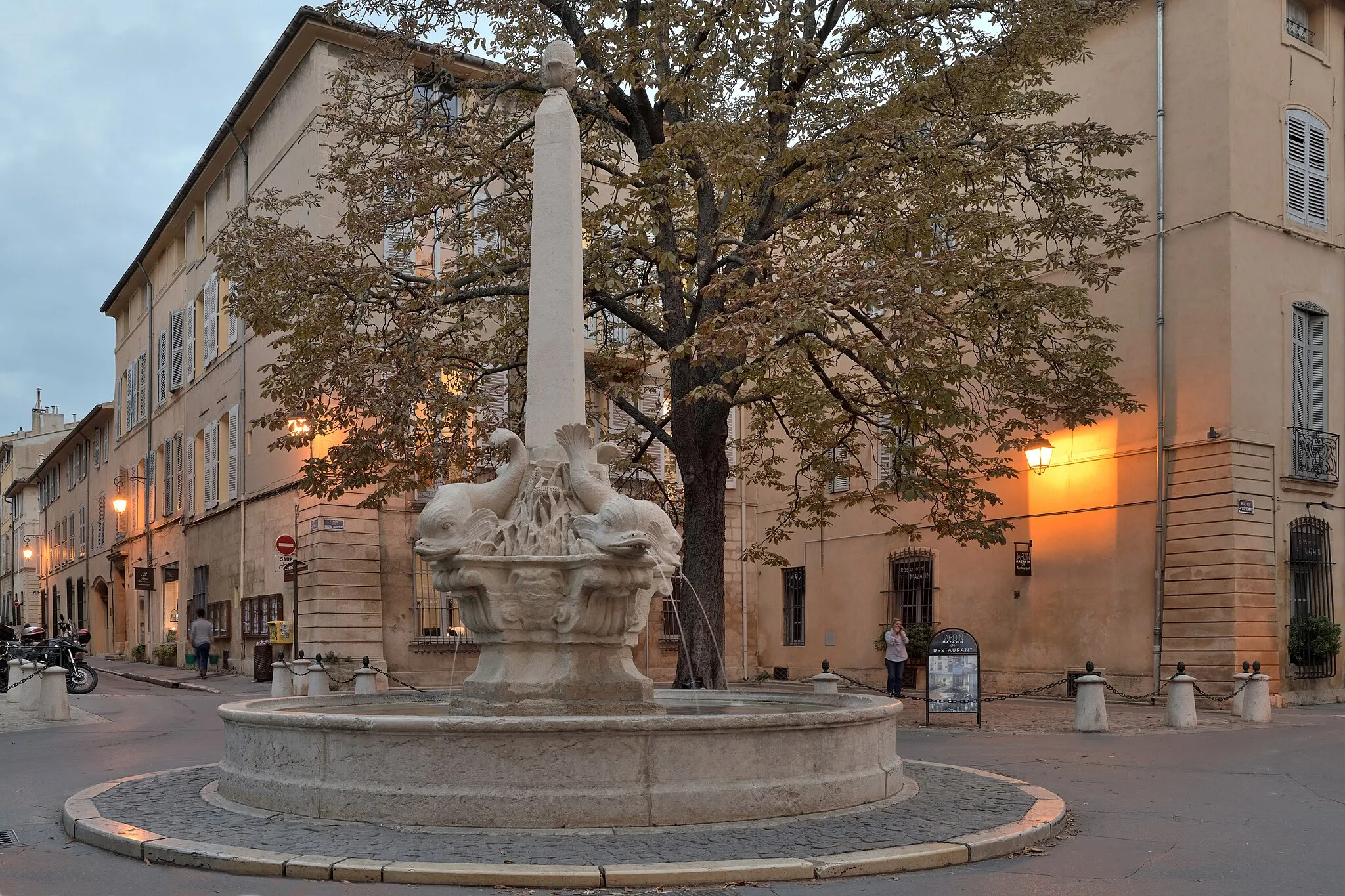 Photo showing: Fontaine-des-Quatre-Dauphins fountain and Place des-Quatre-Dauphins square in Aix-en-Provence.