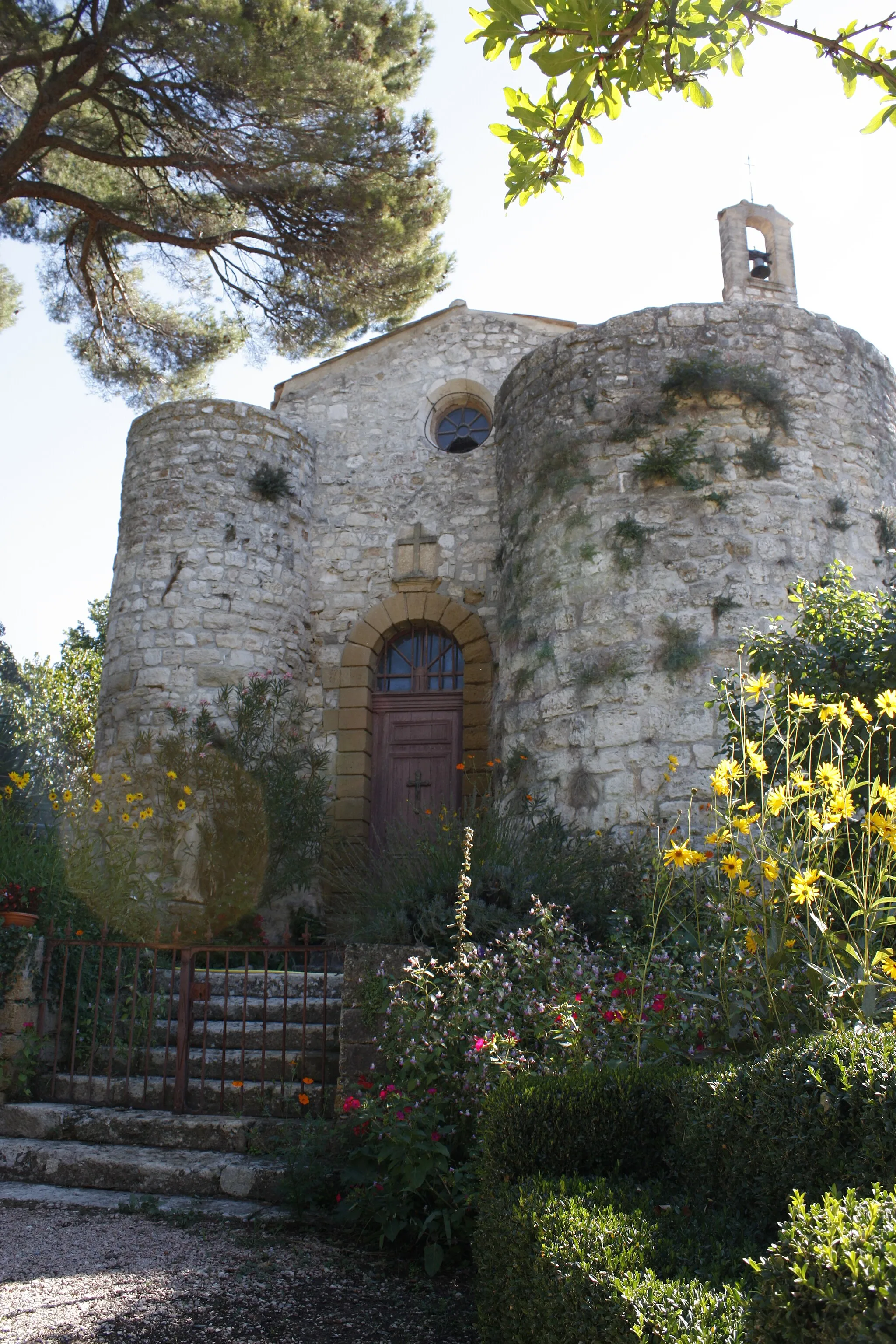 Photo showing: This building is inscrit au titre des monuments historiques de la France. It is indexed in the base Mérimée, a database of architectural heritage maintained by the French Ministry of Culture, under the reference PA00080996 .