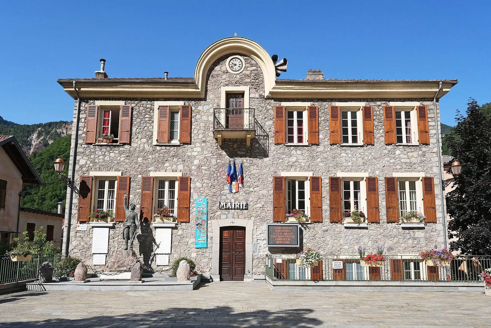 Photo showing: La mairie de Saint-Sauveur-sur-Tinée un matin d’été.