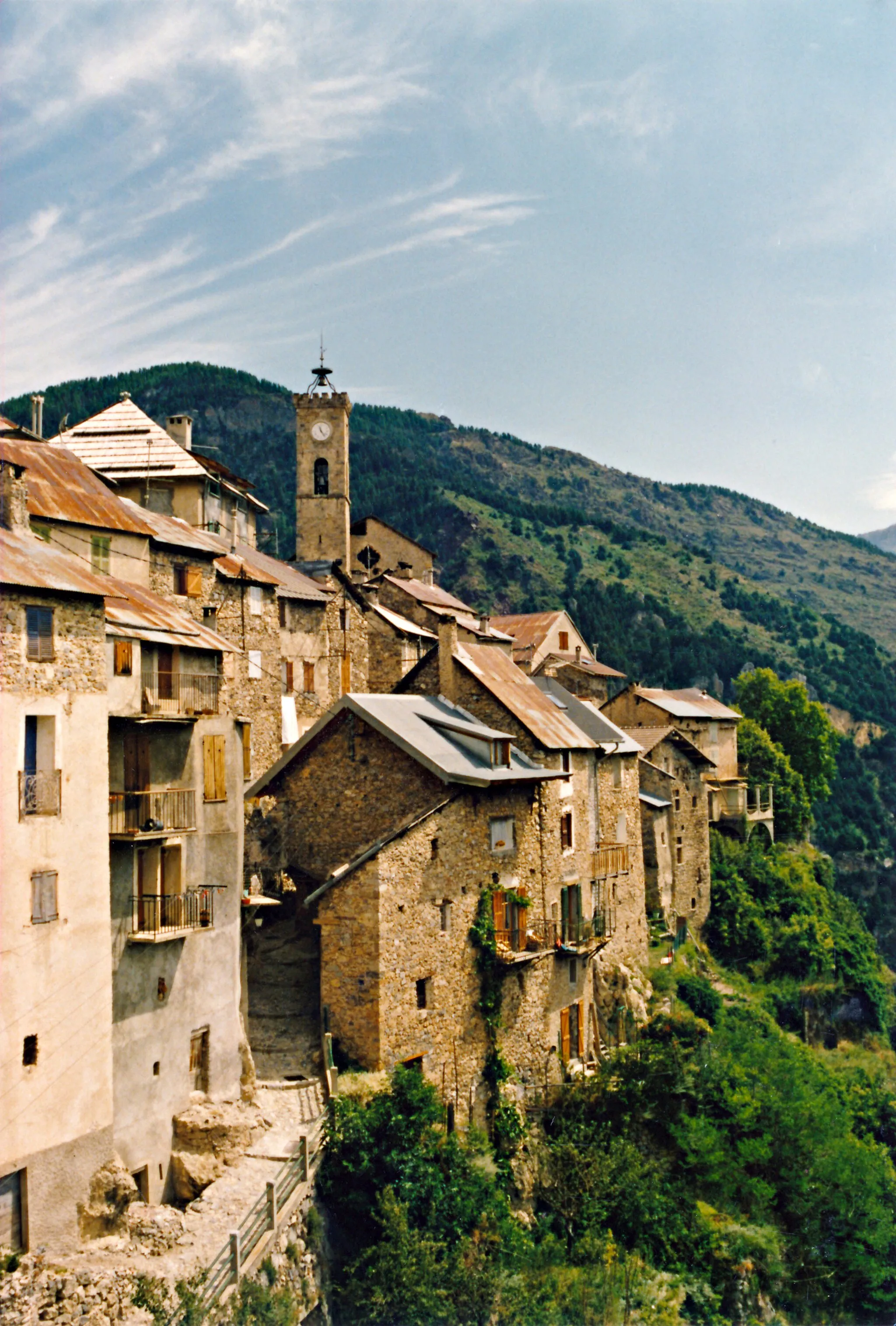 Photo showing: Roubion (Alpes-Maritimes), the village in the summer.