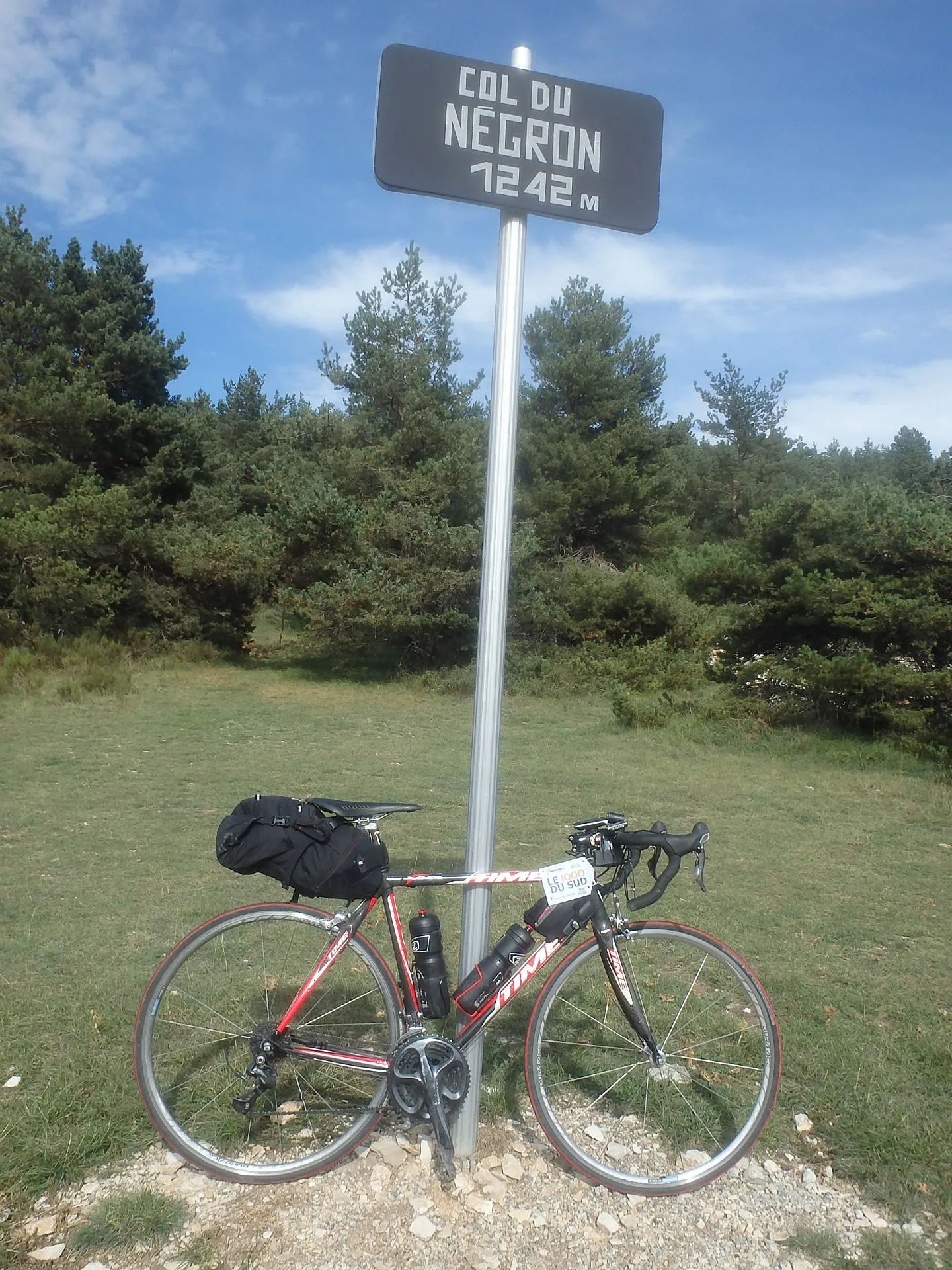 Photo showing: Col du Négron, panneau du col avec vélo devant