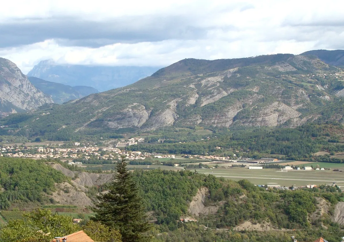 Photo showing: La plaine de Tallard vue de Fouillouse : à gauche le village, à droite l'aérodrome.