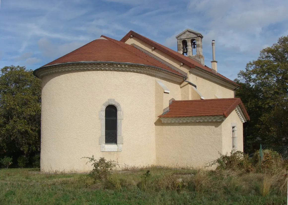 Photo showing: L'église de Fouillouse (Hautes-Alpes), le chevet :  abside en cul de four, sacristie accolée au flanc sud, toits sur génoises.