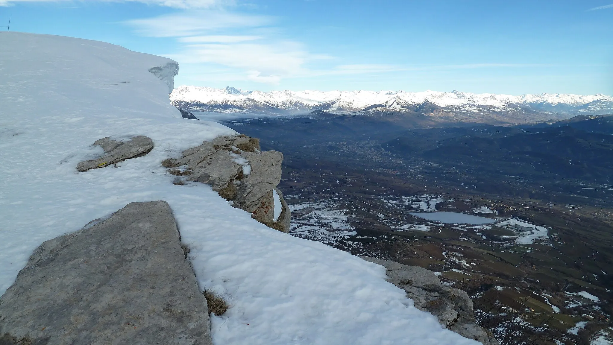 Photo showing: Vue sur lac de Pelleautier et la ville de Gap depuis la crête de la montagne de Céüse.