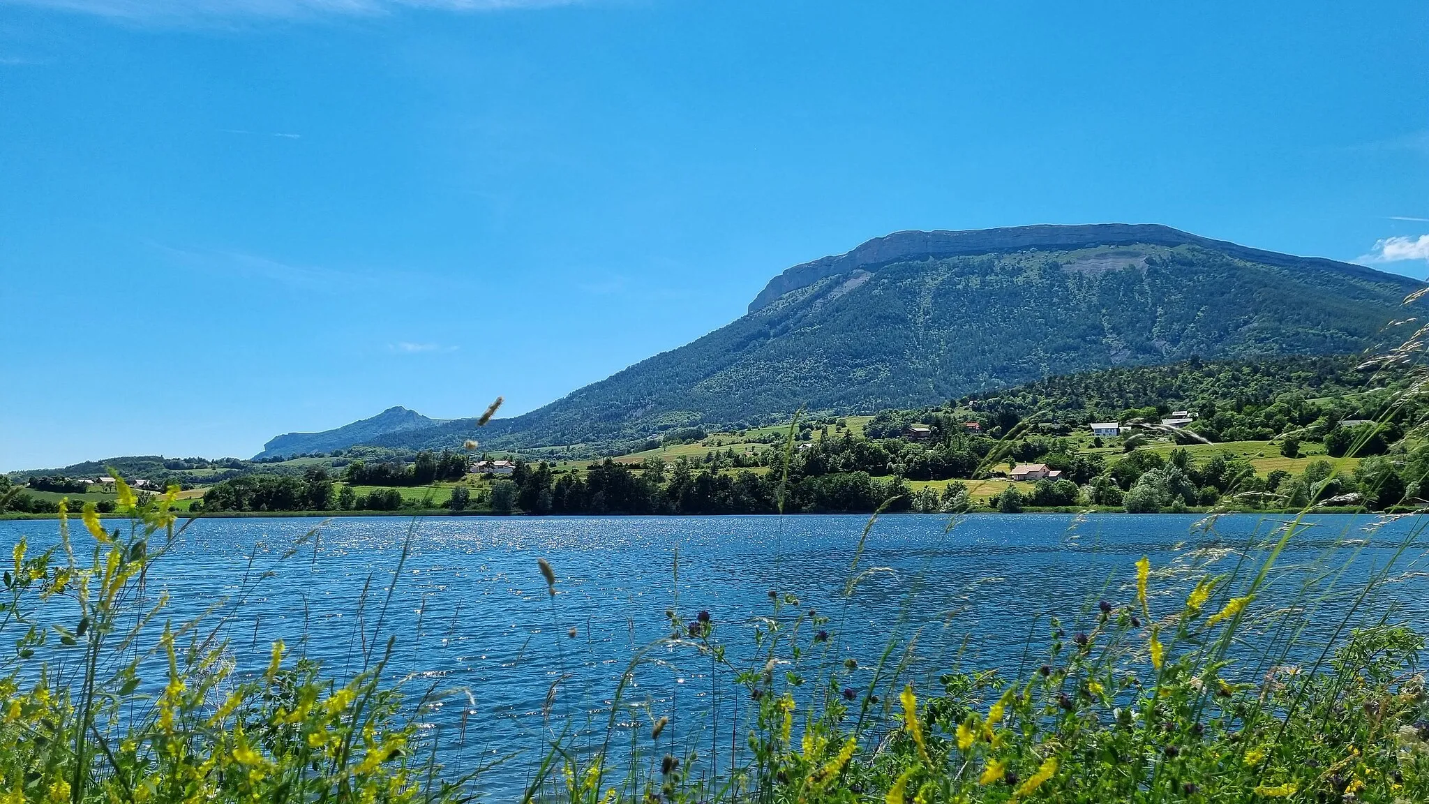 Photo showing: Photo du lac de Pelleautier avec en fond la montagne de céüse