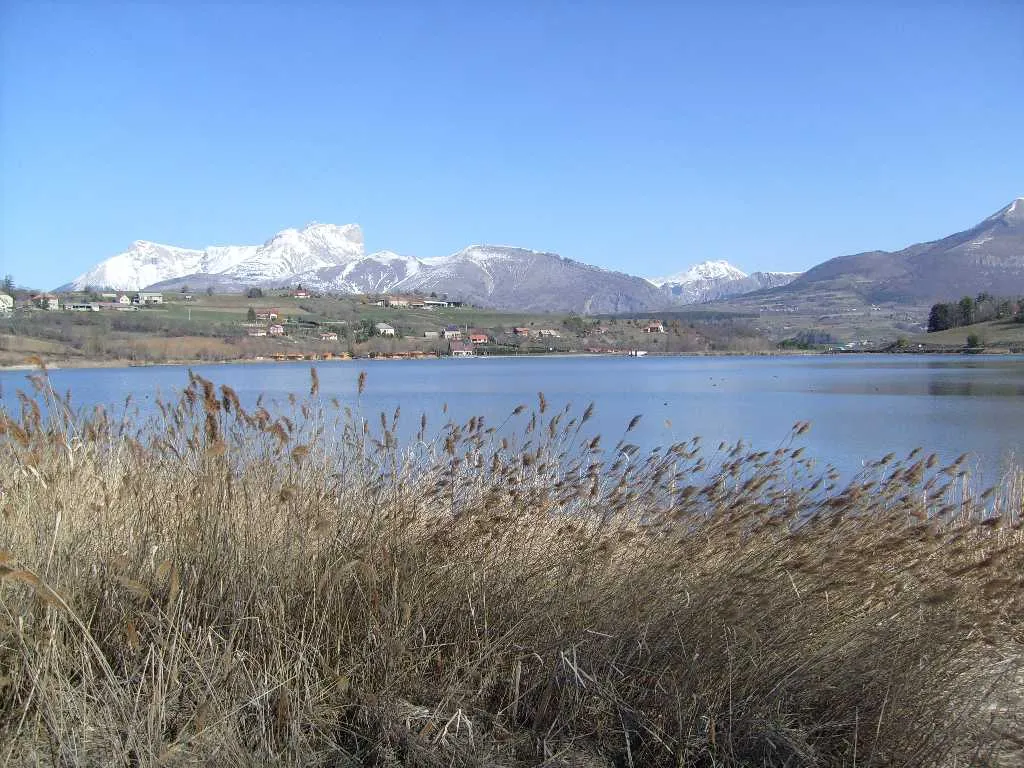 Photo showing: Le lac de Pelleautier, au fond le Dévoluy( Hautes-Alpes).