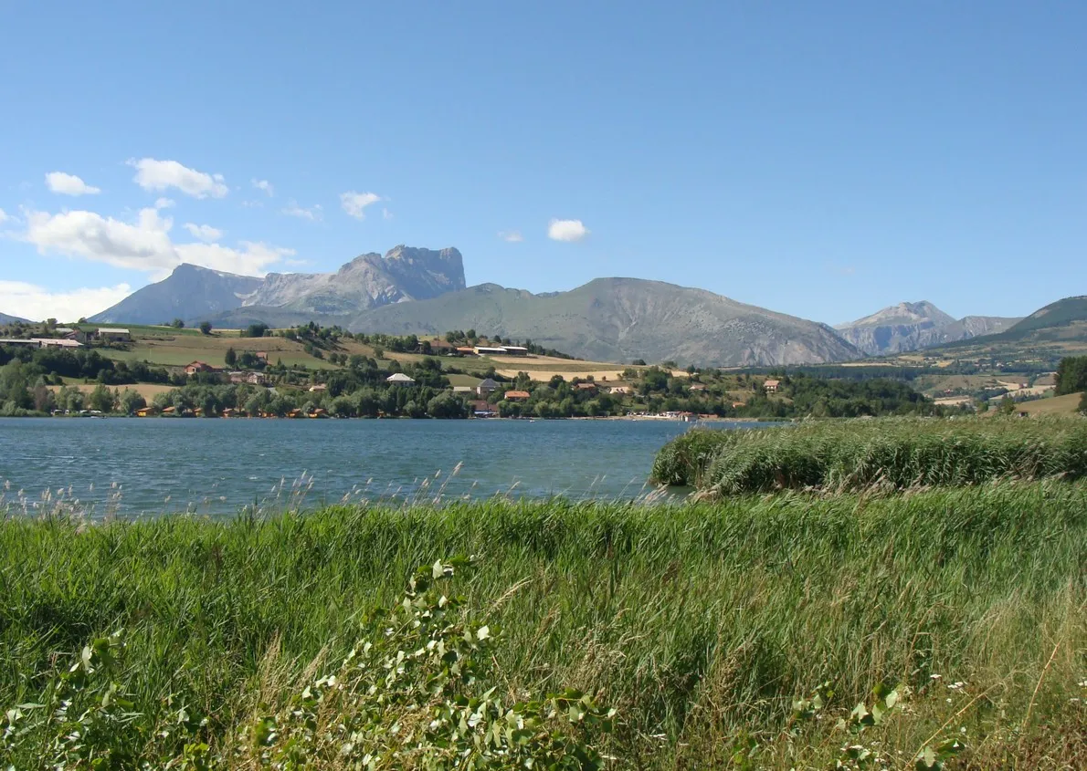 Photo showing: Le lac de Pelleautier. Au fond, la forme caractéristique du Pic de Bure.