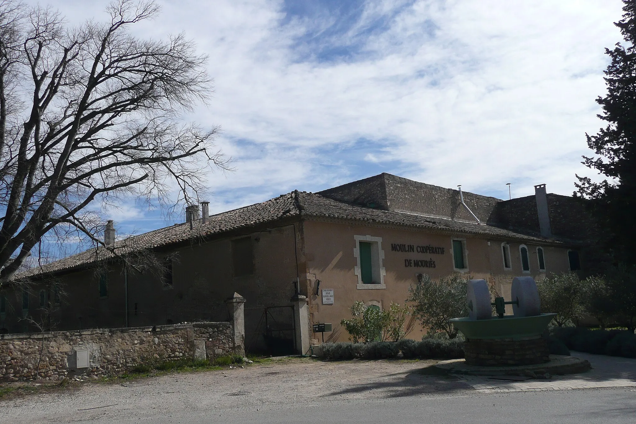 Photo showing: Moulin coopératif de Mouriès.