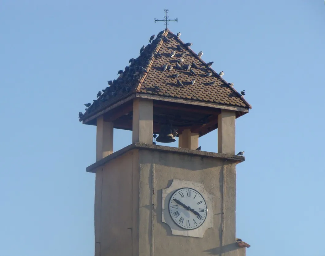 Photo showing: Le haut du clocher de l'église de Melve : tour carrée surmontée d'une pyramide sur quatre pieds, pans de toits en tuiles-écailles.