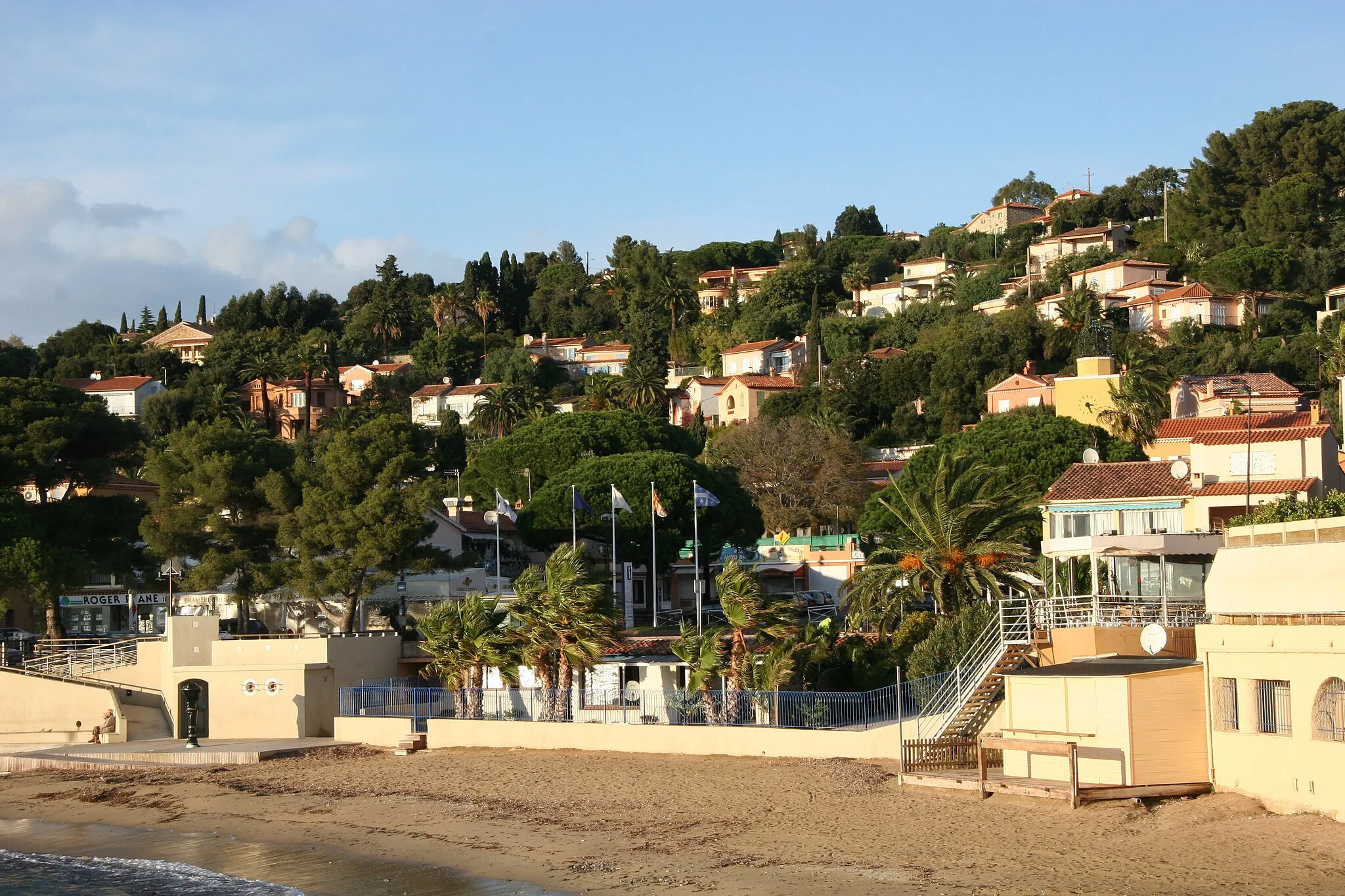 Photo showing: Village des Issambres (Var), en décembre 2009. Au premier plan : plage de San Peïre.