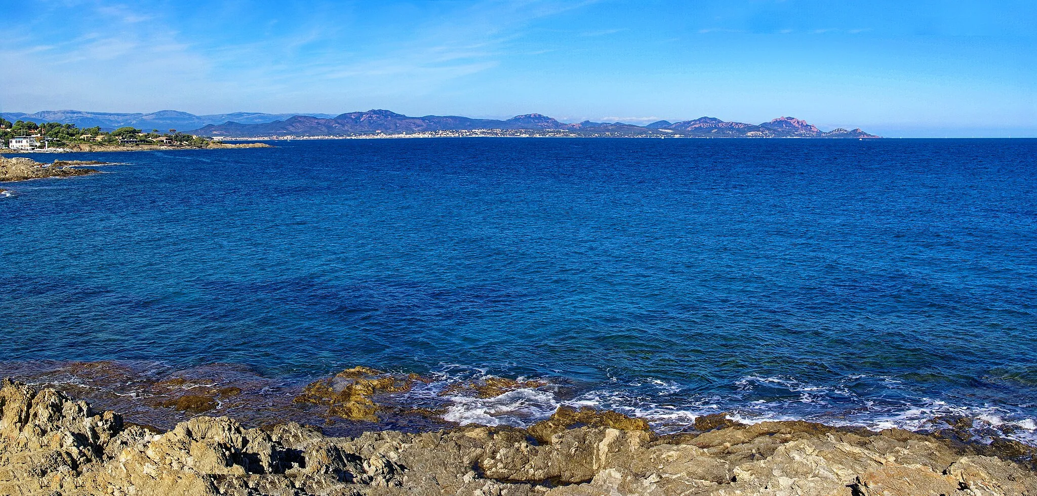 Photo showing: Les Issambres - Route Nationale 98 D559 - Calanque de Tardieu - ICE Fisheye View NNE on Fréjus - Saint Raphaël